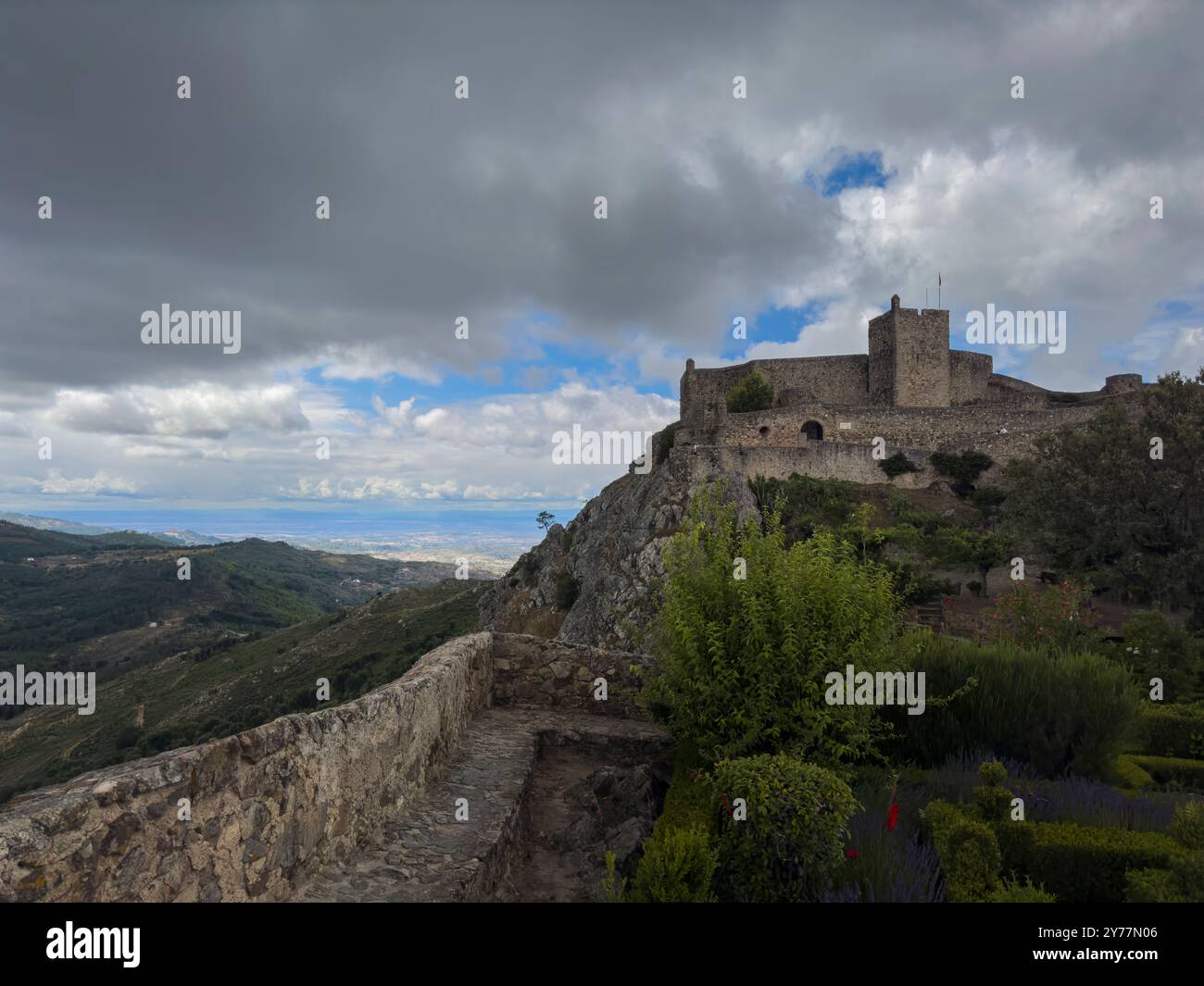 Marvao, Portugal - 30. Juni 2024: Blick auf die wunderschöne Burg im historischen Dorf Marvao in Alentejo, Portugal Stockfoto