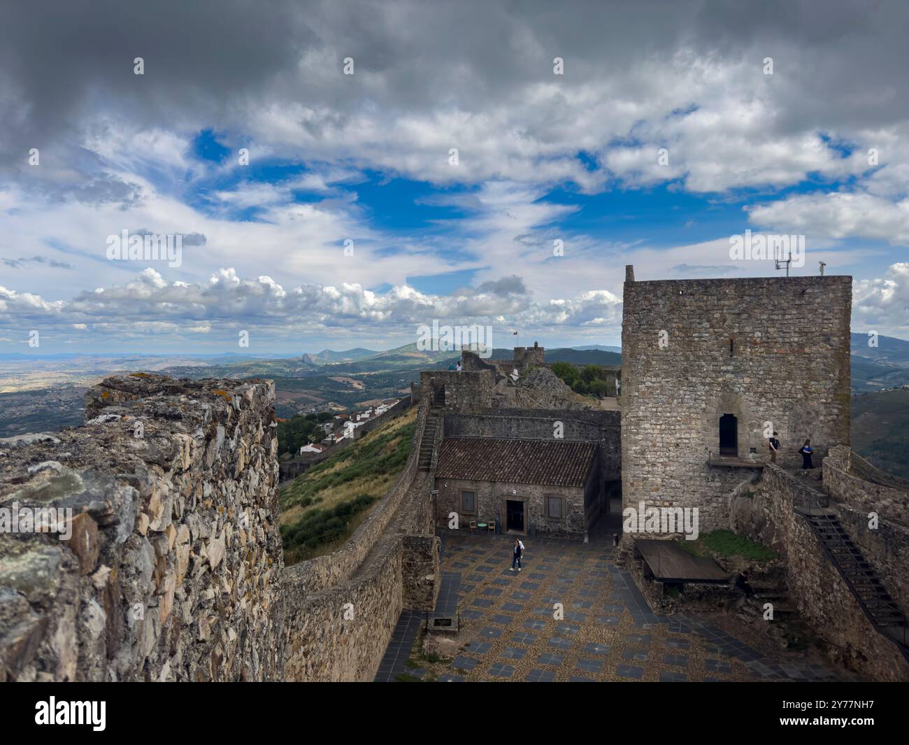 Marvao, Portugal - 30. Juni 2024: Blick auf die wunderschöne Burg im historischen Dorf Marvao in Alentejo, Portugal Stockfoto
