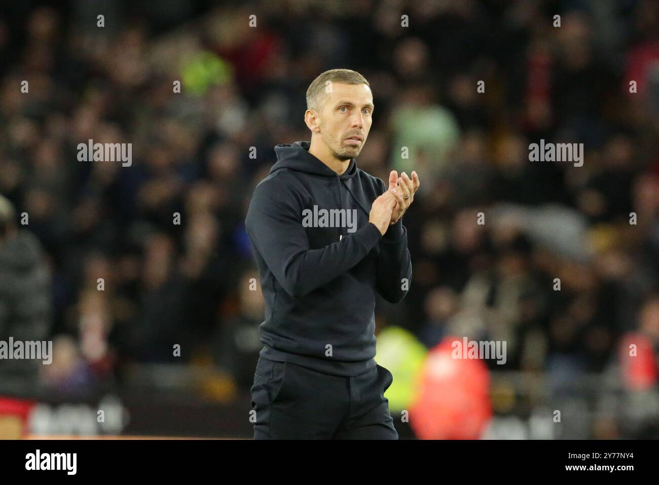 Wolverhampton, Großbritannien. September 2024. Gary OÕNeil, Manager von Wolves nach dem Spiel applaudiert den Fans der Wölfe während des Premier League-Spiels zwischen Wolverhampton Wanderers und Liverpool Credit: MI News & Sport /Alamy Live News Stockfoto