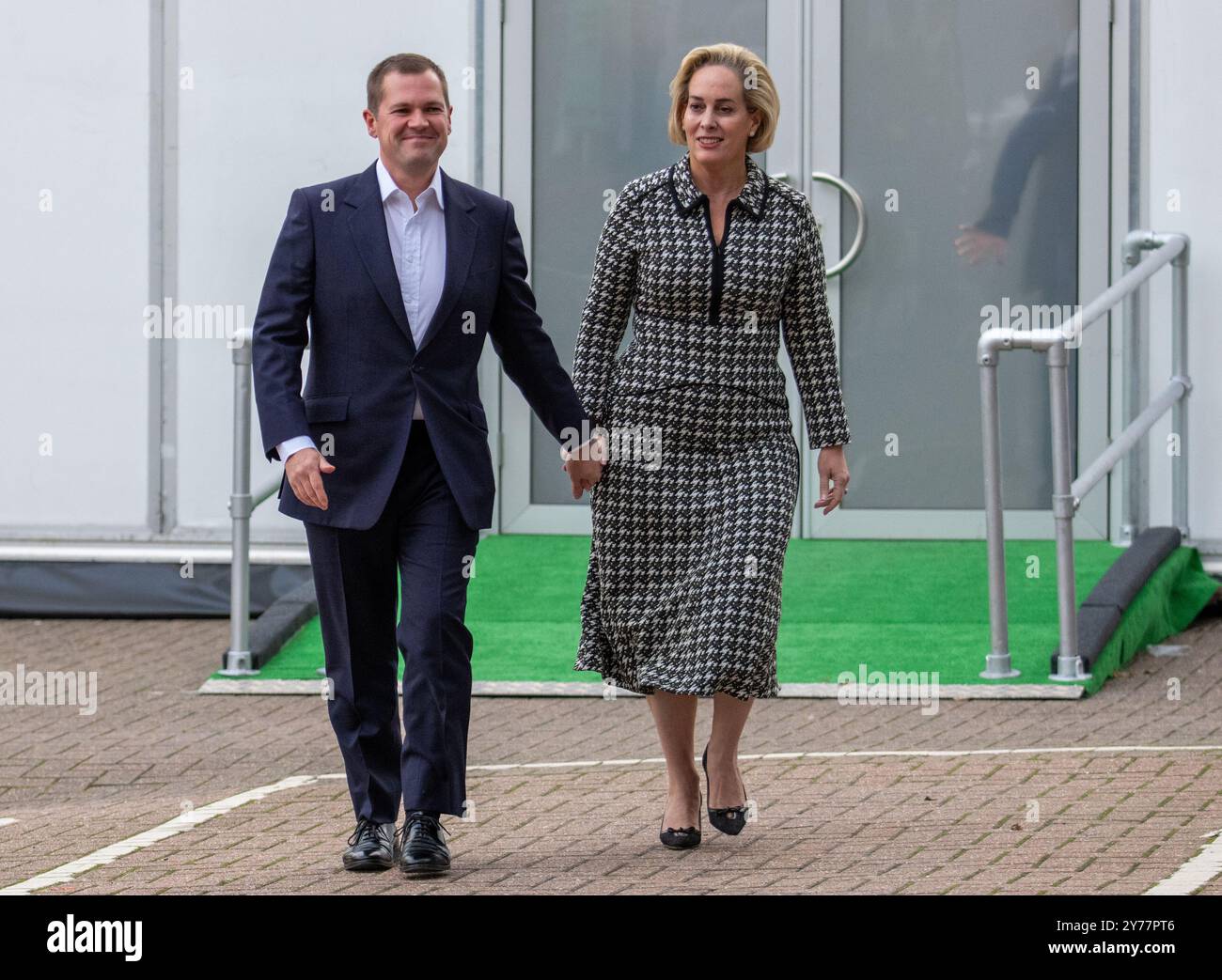 Birmingham, Großbritannien. September 2024. Robert Jenrick und Frau Michal Berkner kommen heute im Hyatt Hotel Birmingham an, wo die konservativen Führungsanwärter vor der Konservativen Konferenz eintreffen. Auch Rishi Sunak traf zusammen mit seiner Frau Akshata Murty zu seiner letzten Konferenz als Leiter ein. Birmingham Großbritannien. Bild: Garyroberts/worldwidefeatures.com Credit: GaryRobertsphotography/Alamy Live News Stockfoto