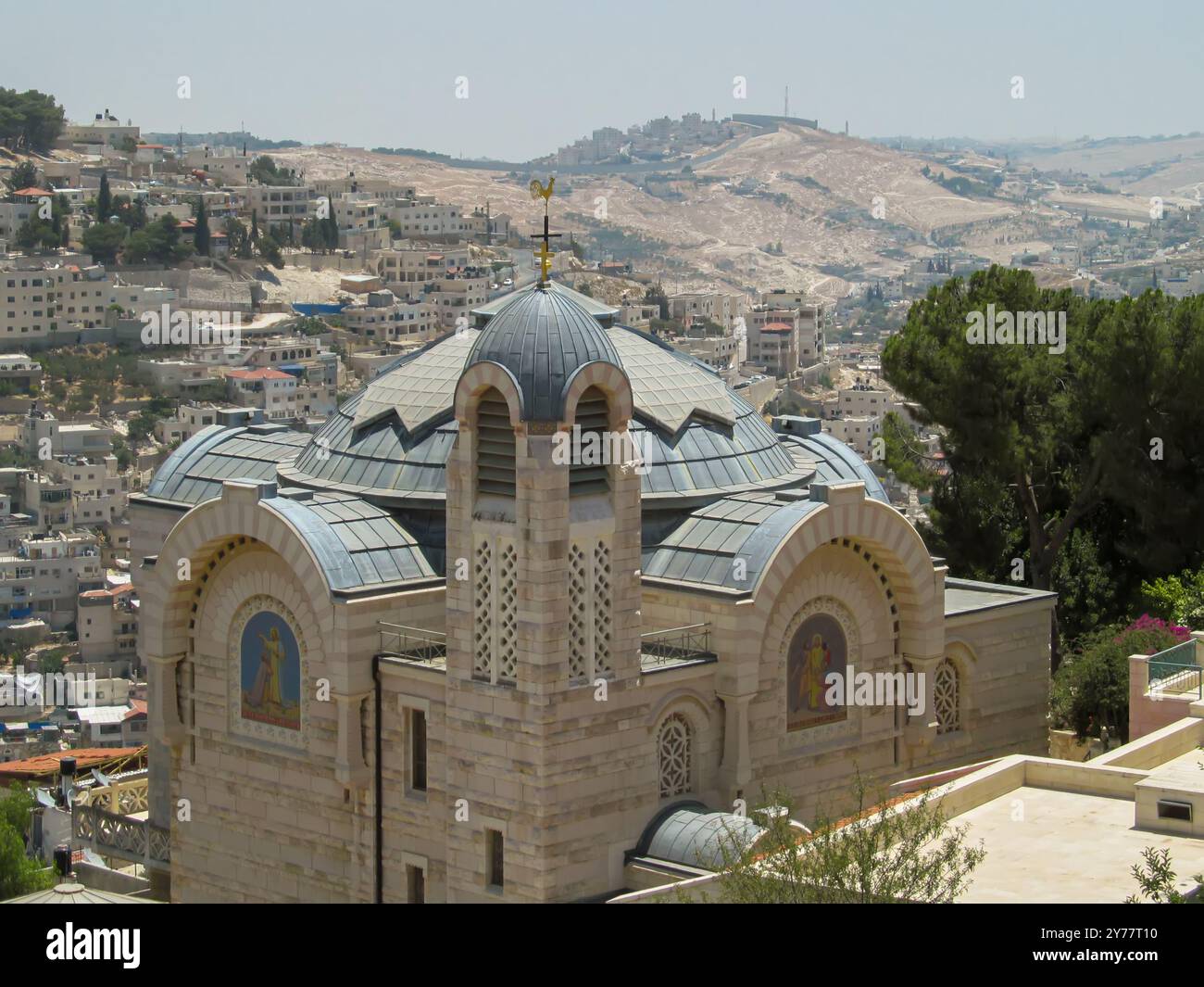 Das Bild zeigt die komplizierten Details der Kirche Petri's Denial in Gallicantu mit ihren kunstvollen Steinmetzwerken und wunderschönen Buntglaswindo Stockfoto