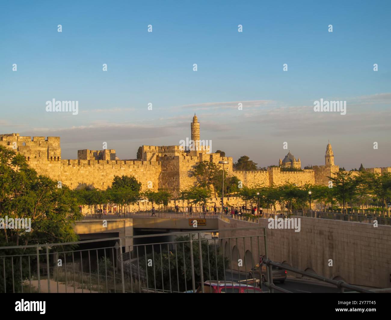 Panorama der Jerusalemer Zitadelle in der Nähe des Jaffa-Tors mit Davidsturm und alten Festungsmauern. Zion Mount mit Gebäuden der Dormition Abbey und Glocke Stockfoto