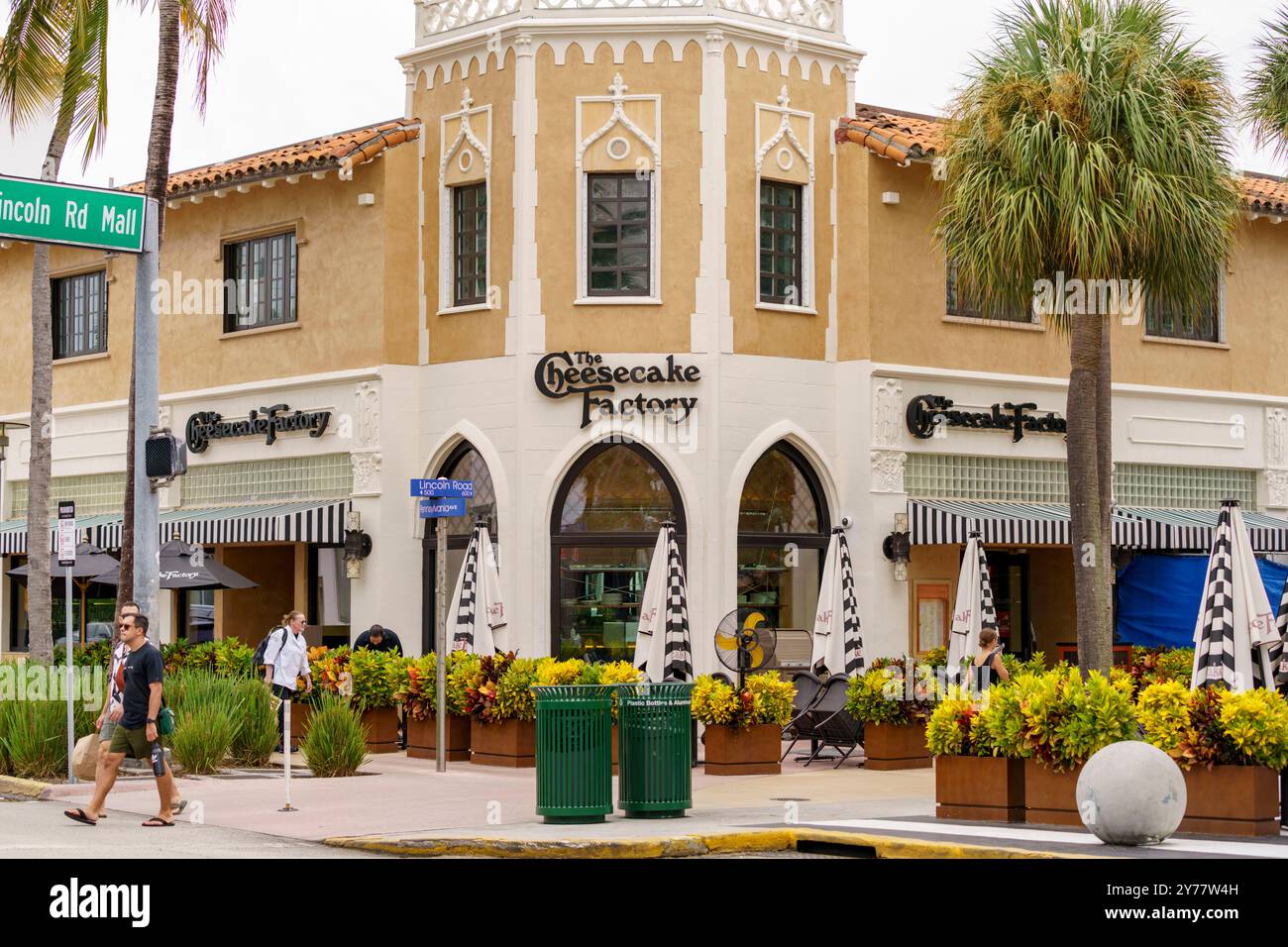 Miami Beach, FL, USA - 25. September 2024: Cheesecake Factory Miami Beach Lincoln Road Stockfoto