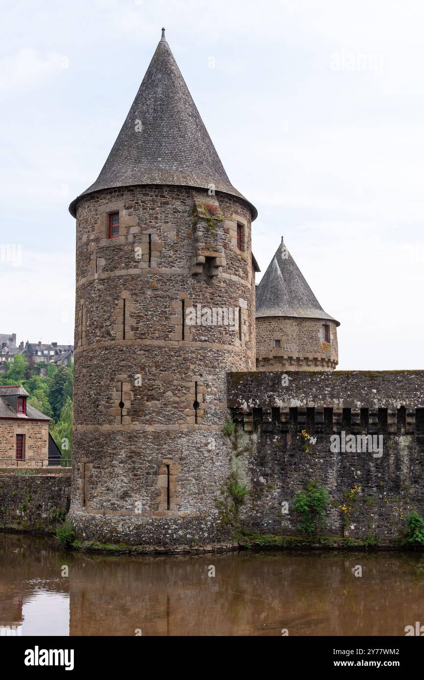 Der Guemadeuc-Turm der mittelalterlichen Burg Fougeres mit dem Fluss Le Nancoon im Vordergrund (Fougeres, Ille-et-Vilaine, Bretagne, Frankreich) Stockfoto