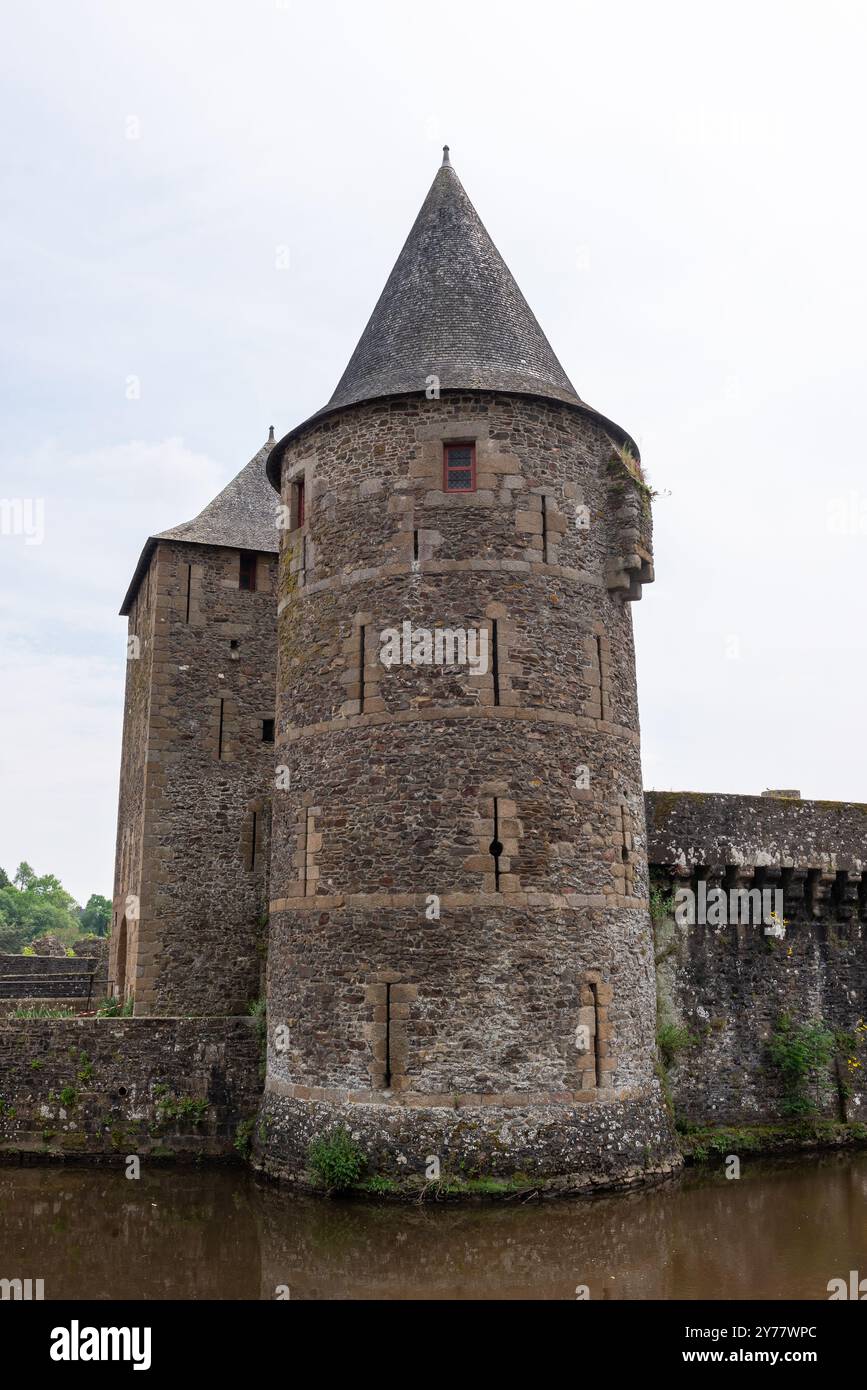 Der Guemadeuc-Turm der mittelalterlichen Burg Fougeres mit dem Fluss Le Nancoon im Vordergrund (Fougeres, Ille-et-Vilaine, Bretagne, Frankreich) Stockfoto