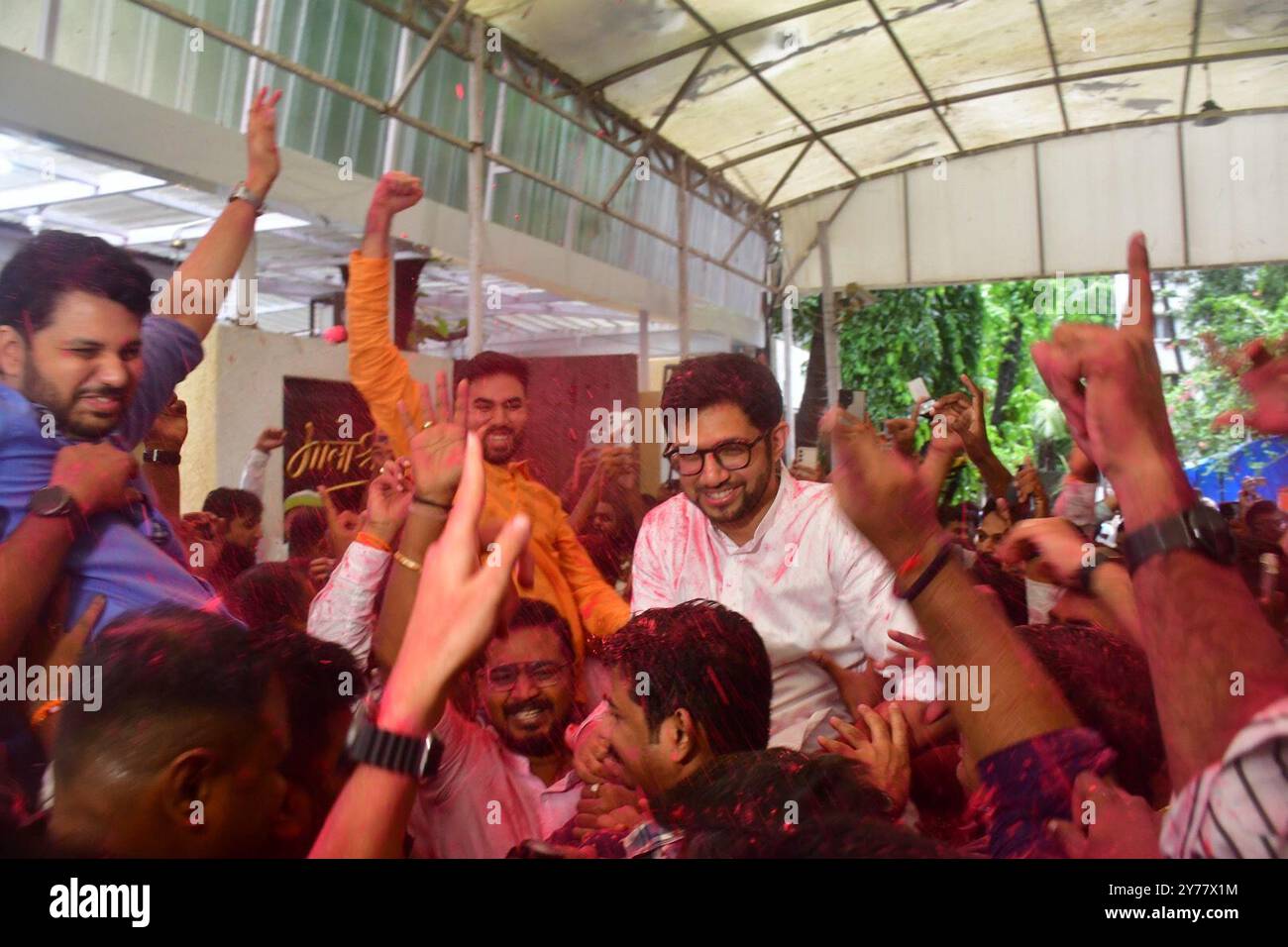 MUMBAI, INDIEN - 28. SEPTEMBER: Anhänger der von Aaditya Thackeray geführten Yuva Sena und Varun Desai gratulieren Thackeray, nachdem die Partei alle zehn Sitze bei den senatswahlen der Universität Mumbai gewonnen hat, in Anwesenheit des Präsidenten von Shiv Sena (UBT) Uddhav Thackeray, Rashmi Thackeray, Tejas Thackeray, am 28. September in Matoshree, 2024 in Mumbai, Indien. Die Yuva Sena (UBT), der Jugendflügel der Shiv Sena-Fraktion von Uddhav Thackeray, sicherte sich einen entscheidenden Sieg im Absolventen-Wahlkreis der senatswahlen der Universität Mumbai und gewann alle zehn Sitze. (Foto: Bhushan Koyande/Hindustan Times/SIPA USA ) Stockfoto