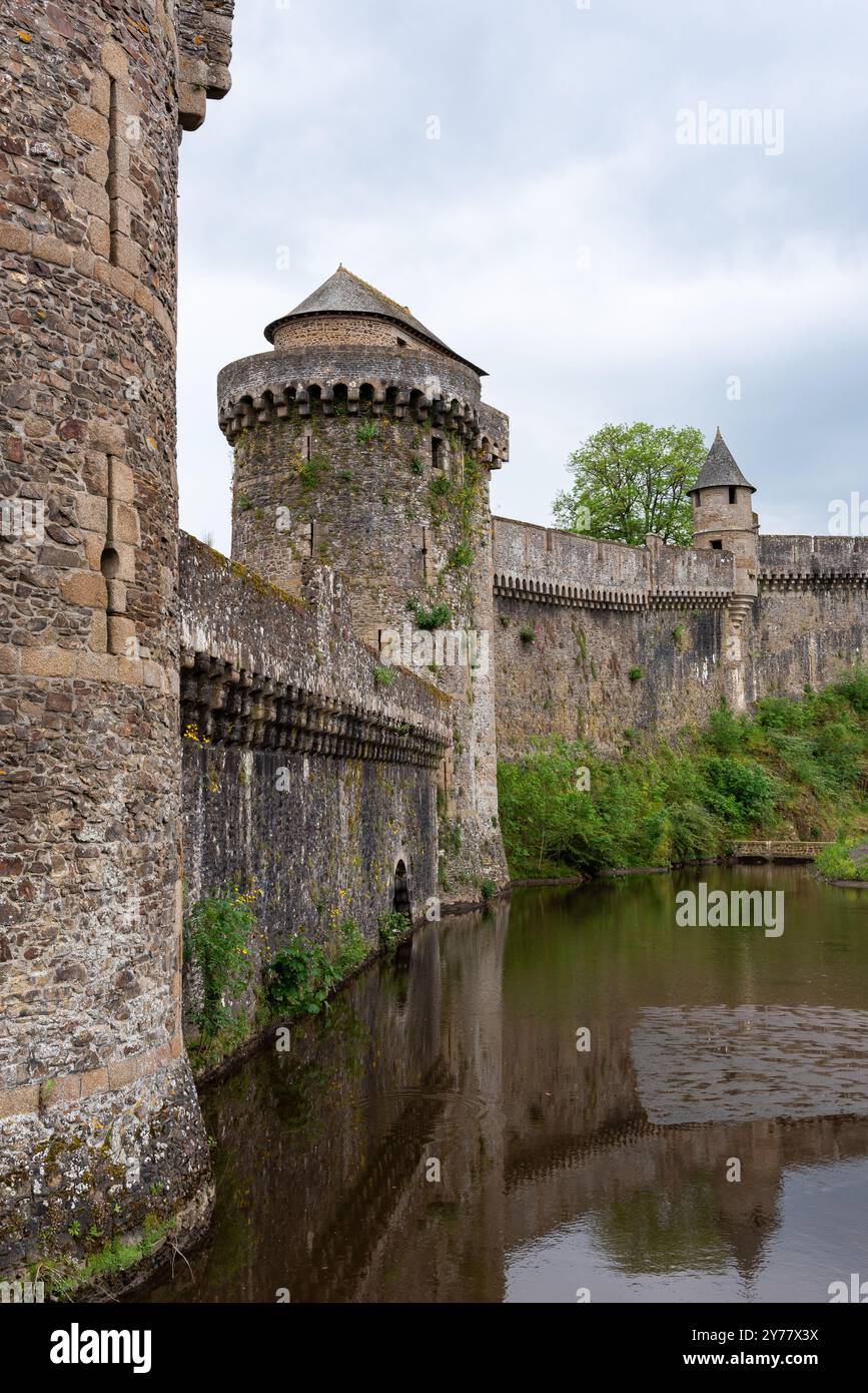 Der Coigny-Turm der mittelalterlichen Burg Fougeres mit dem Fluss Le Nancoon im Vordergrund (Fougeres, Ille-et-Vilaine, Bretagne, Frankreich) Stockfoto