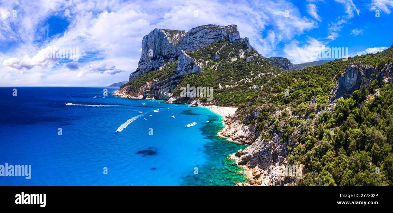 Die besten und schönsten Strände der Insel Sardegna (Italien) - beeindruckende Cala Sisine im Golf von Orosei. Panoramablick der Drohne auf den weißen Sandstrand von Be Stockfoto