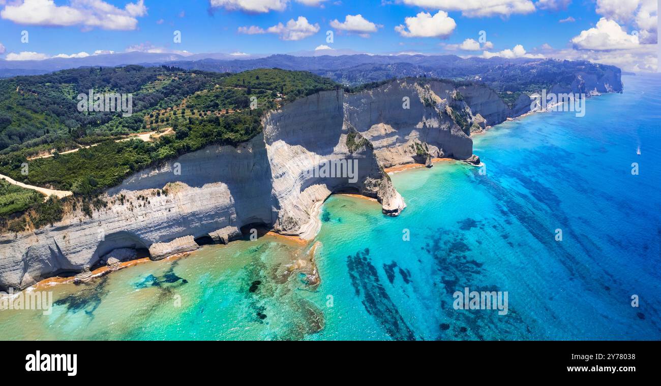 Ionische Inseln Griechenlands Korfu. Panoramablick auf das atemberaubende Cape Drastis - natürliche Landschaft mit weißen Felsen und türkisfarbenem Wasser Stockfoto