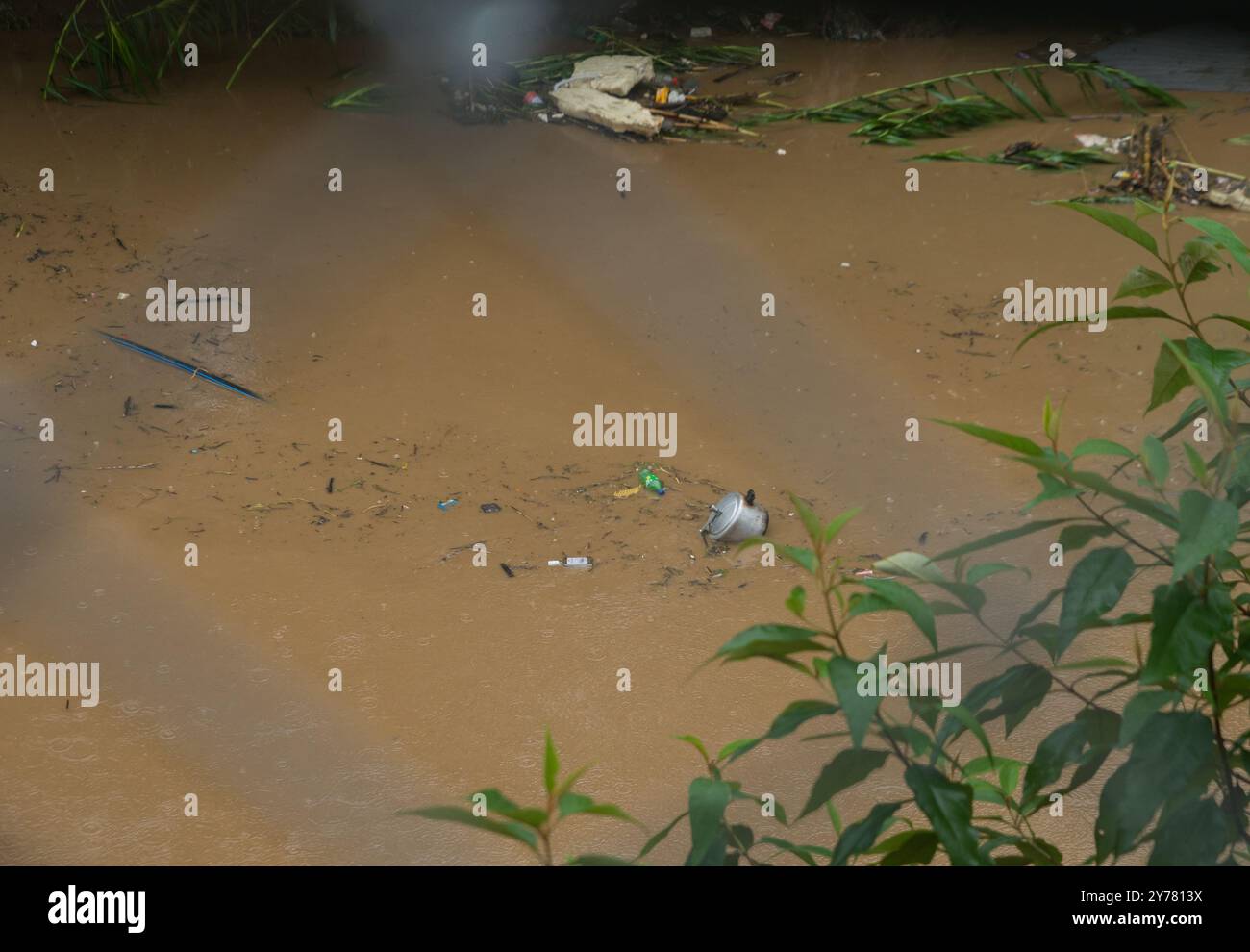 Kathmandu, Nepal. September 2024. Ein Druckkocher wird vom überfluteten Bagmati-Fluss weggefegt. Überschwemmungen und Erdrutsche werden durch anhaltende starke Regenfälle in Kathmandu City verursacht. (Credit Image: © Bivas Shrestha/SOPA Images via ZUMA Press Wire) NUR REDAKTIONELLE VERWENDUNG! Nicht für kommerzielle ZWECKE! Stockfoto