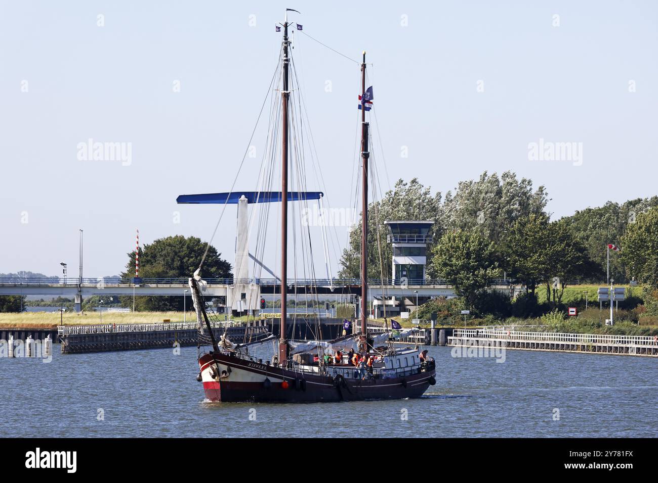 Altes Segelschiff, traditionelles Segelschiff verlässt den Hafen von Enkhuizen, Nordholland, Westfriesland, Niederlande Stockfoto
