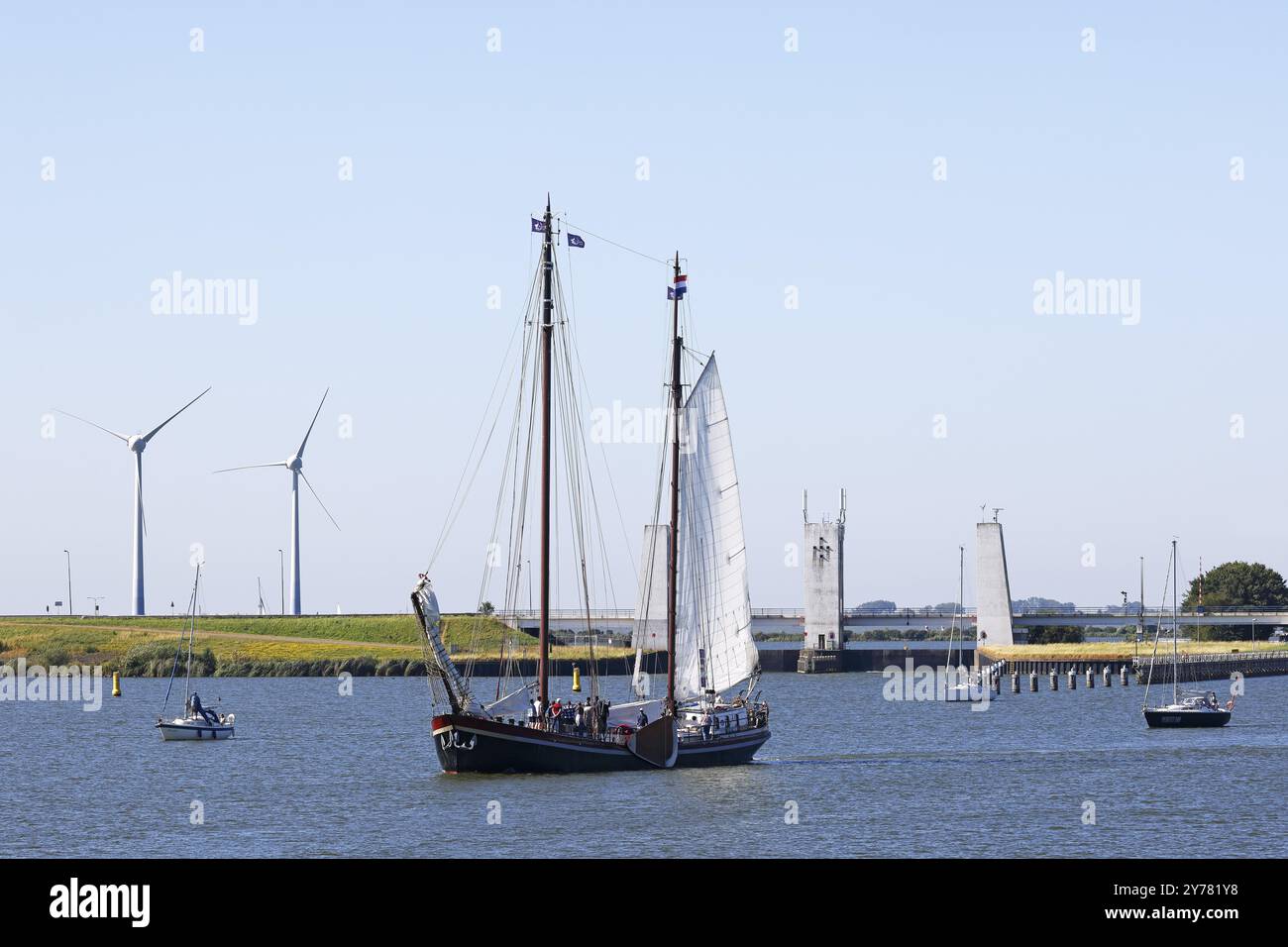 Segelschiffe verlassen den Hafen von Enkhuizen, Nordholland, Westfriesland, Niederlande Stockfoto