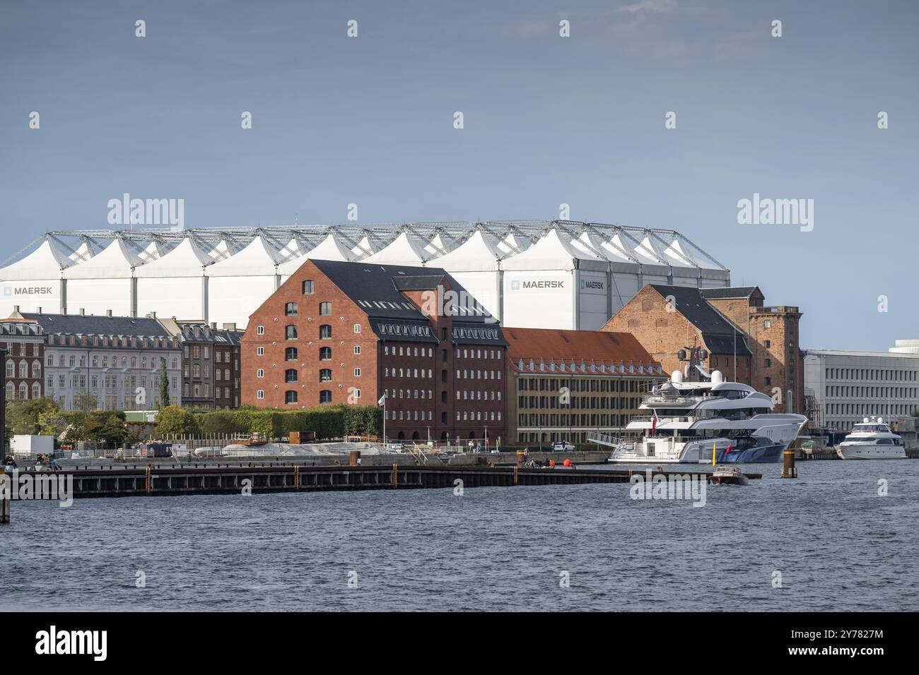 Hauptsitz oder Hauptsitz der Moller-Maersk-Gruppe, auch bekannt als Maersk und Backsteinbau mit Sammlung klassischer europäischer Skulpturen Stockfoto
