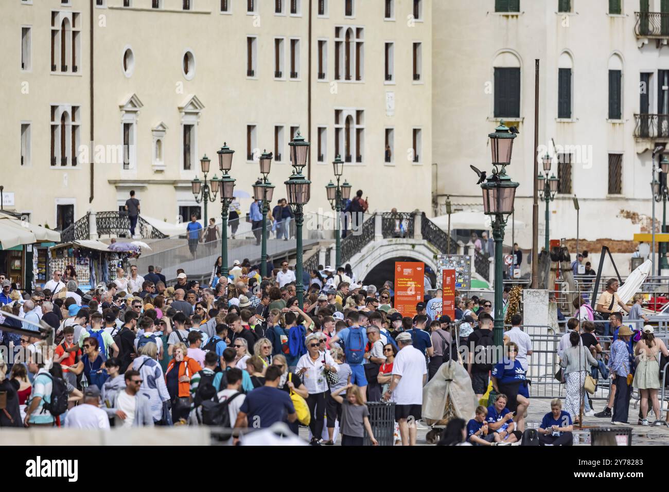 Übertourismus in Venedig. Seit 2024 werden Tagesbesuchern in der Hauptsaison fünf Euro für den Eintritt berechnet. Die Massen von Touristen in der Geschichte Stockfoto