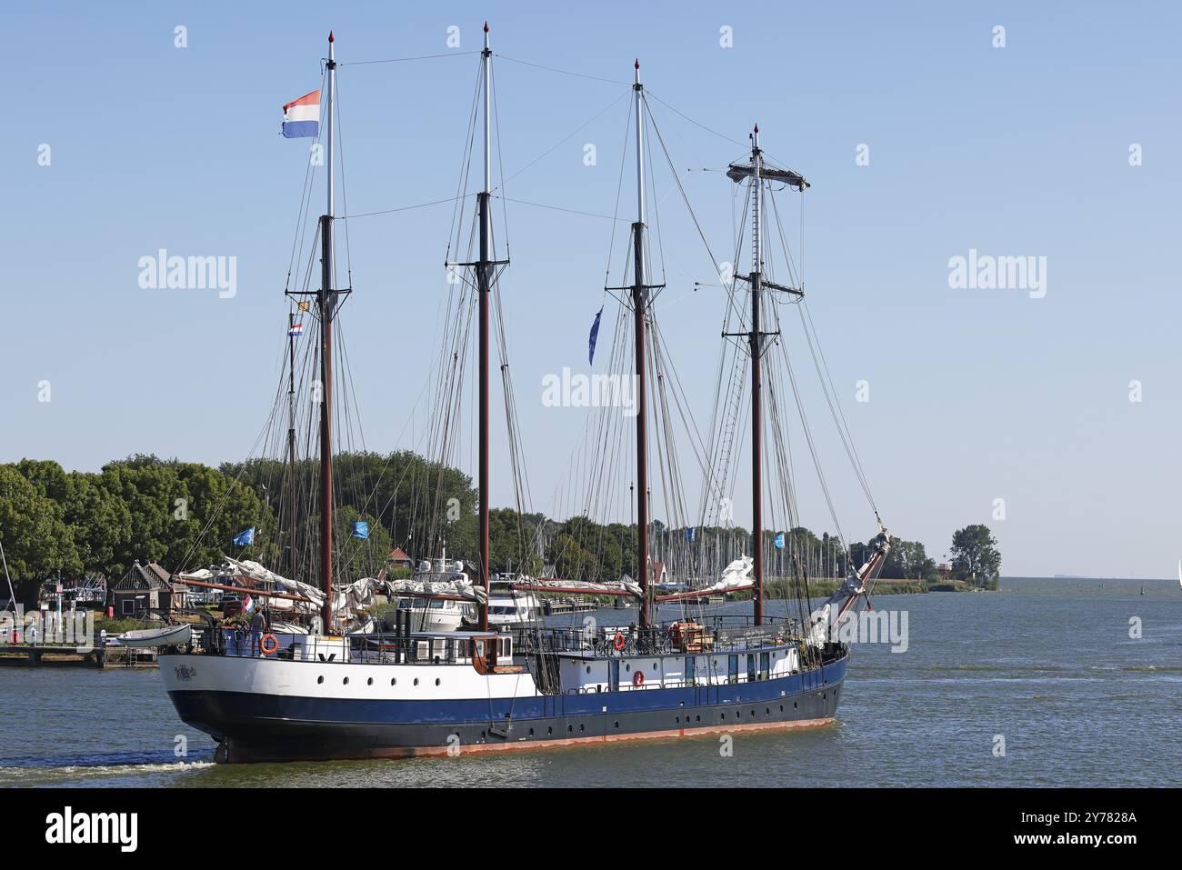 Altes Segelschiff, traditionelles Segelschiff verlässt den Hafen von Enkhuizen, Nordholland, Westfriesland, Niederlande Stockfoto