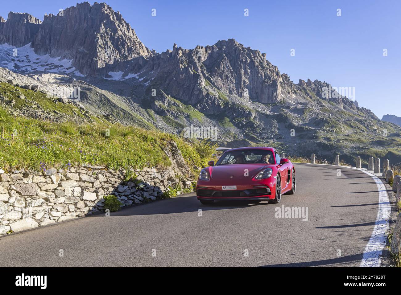 Furka Pass. Früh am Morgen, wenn die Straßen noch frei sind, beginnt die Zeit für Speeder und Sportwagen, eine kurze Runde über den Alpenpass zu machen Stockfoto