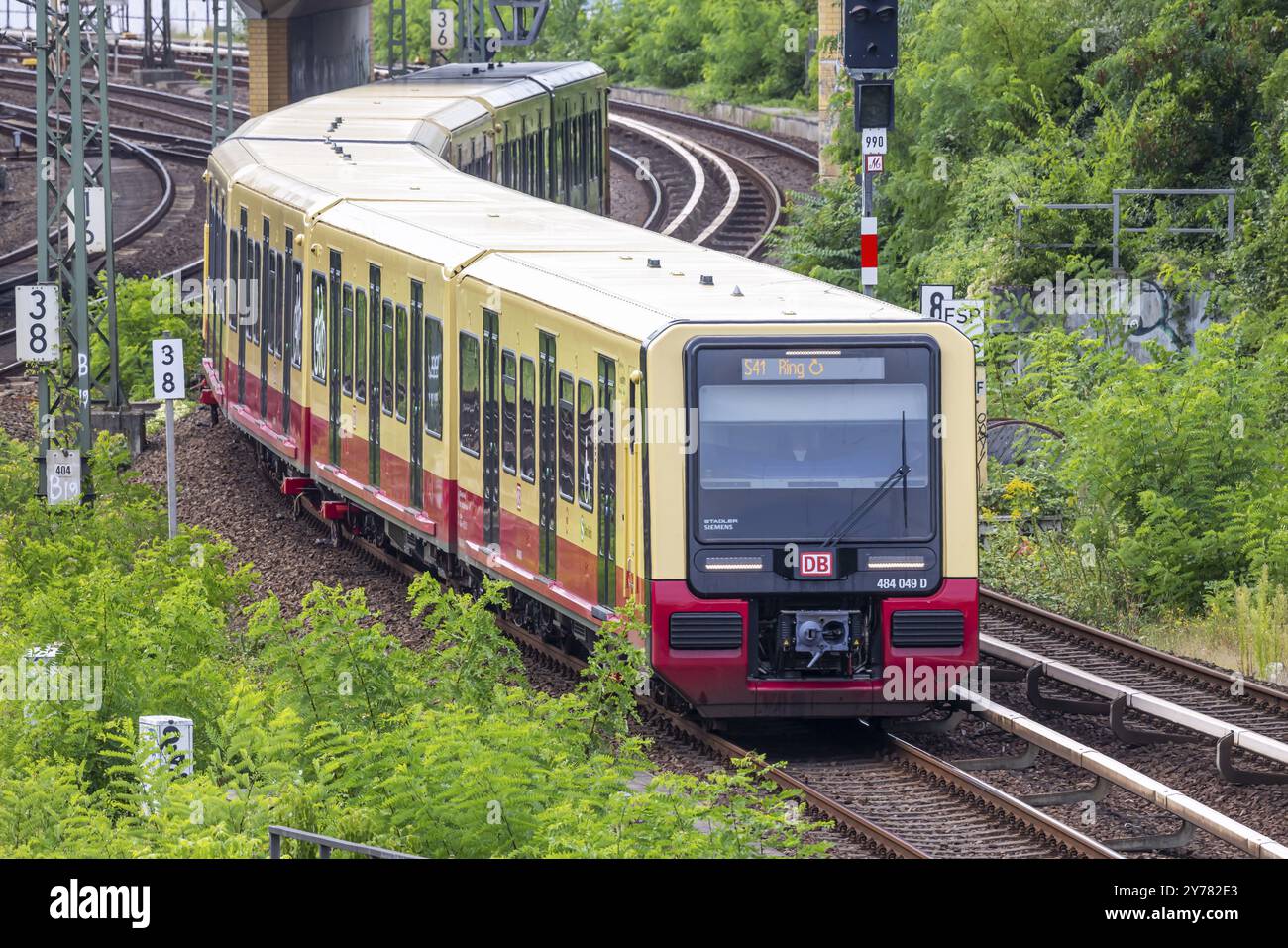 S-Bahn auf offenem Gleis in der Nähe des Bahnhofs Gesundbrunnen, Berlin, Deutschland, Europa Stockfoto