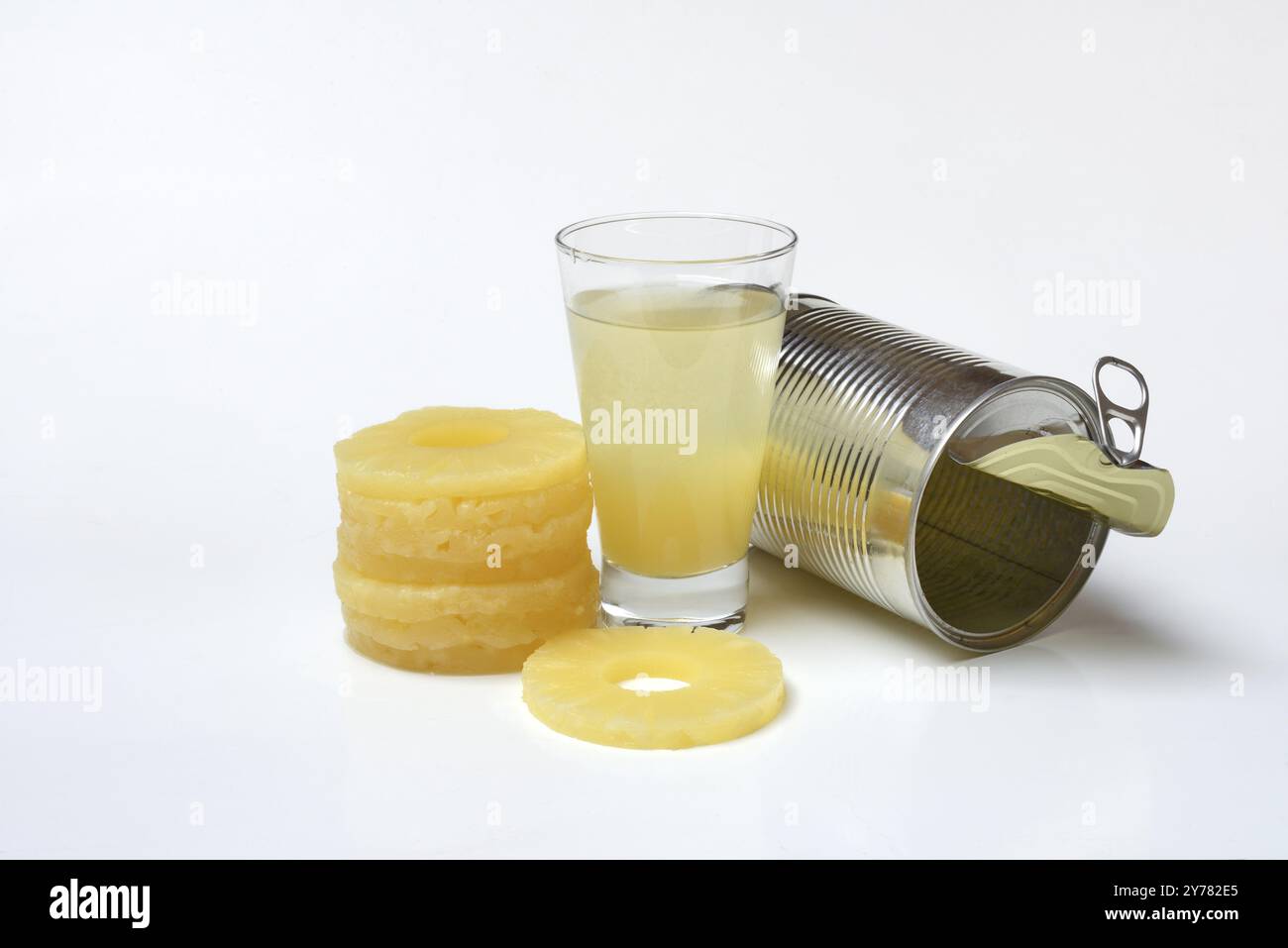 Ananasringe und Ananassaft mit Ananaskonserven Stockfoto