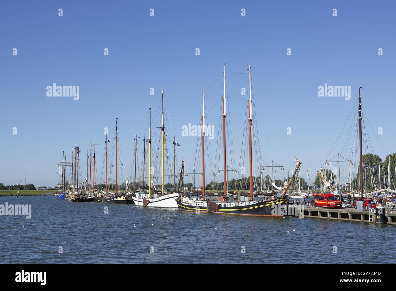 Historische Segelschiffe, traditionelle Segelschiffe im Hafen von Enkhuizen, Nordholland, Westfriesland, Niederlande Stockfoto