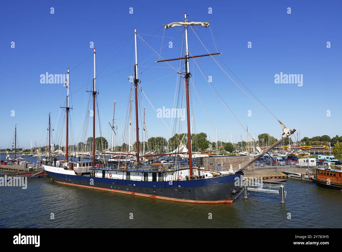Altes Segelschiff, traditionelles Segelschiff im Hafen von Enkhuizen, Nordholland, Westfriesland, Niederlande Stockfoto