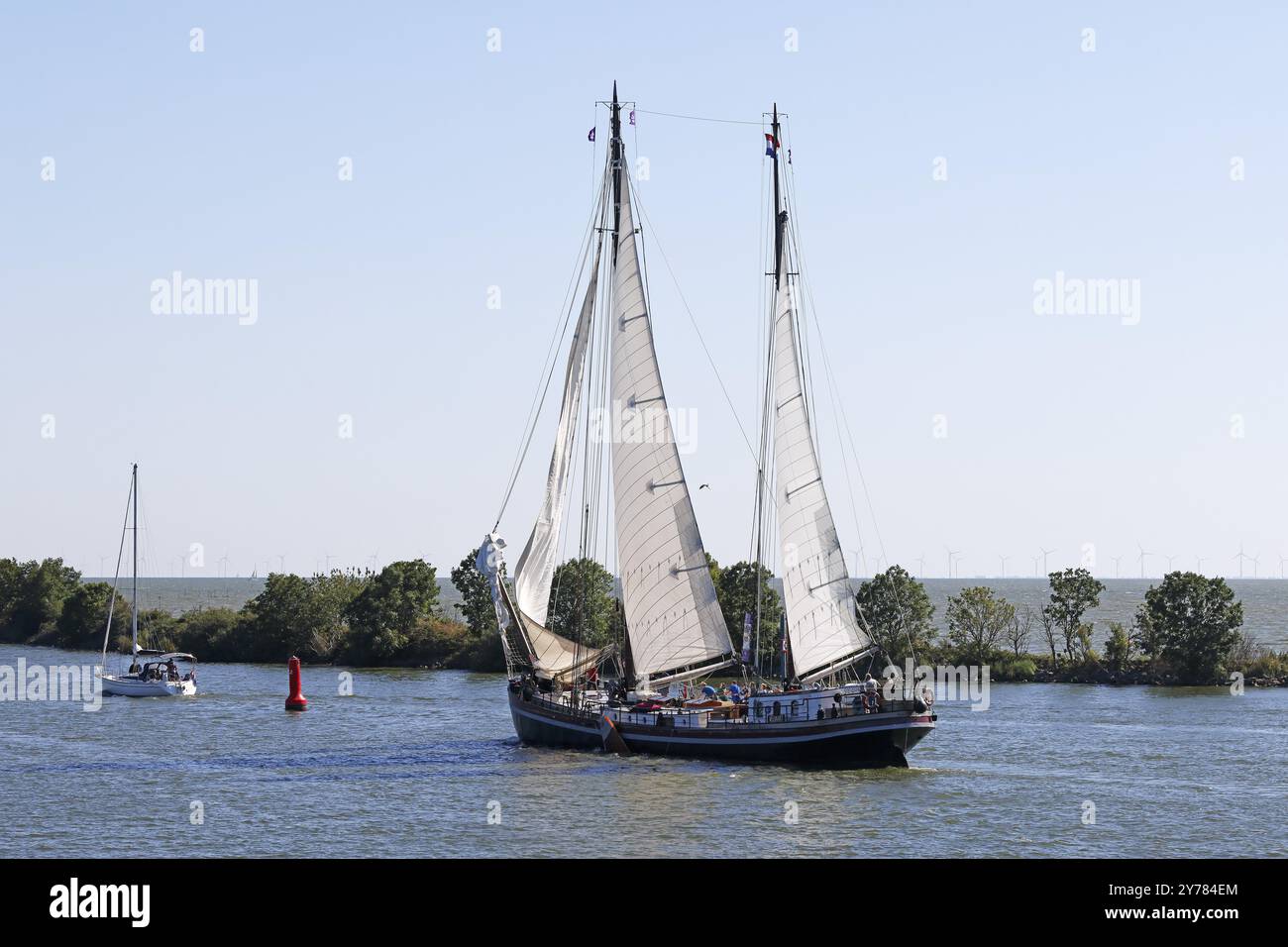 Altes Segelschiff, traditionelles Segelschiff verlässt den Hafen von Enkhuizen, Nordholland, Westfriesland, Niederlande Stockfoto