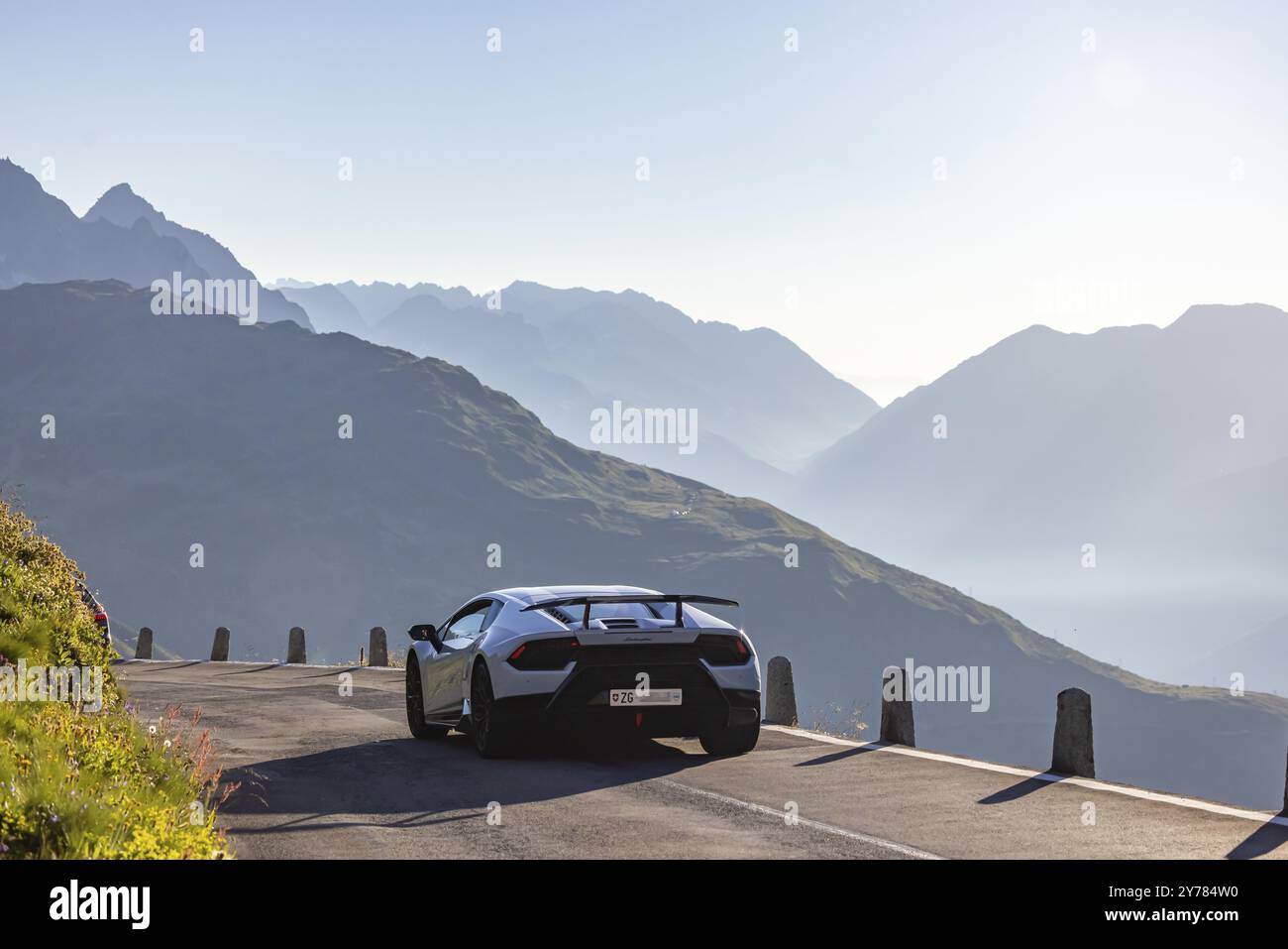 Furka Pass. Früh am Morgen, wenn die Straßen noch frei sind, beginnt die Zeit für Speeder und Sportwagen, eine kurze Runde über den Alpenpass zu machen Stockfoto