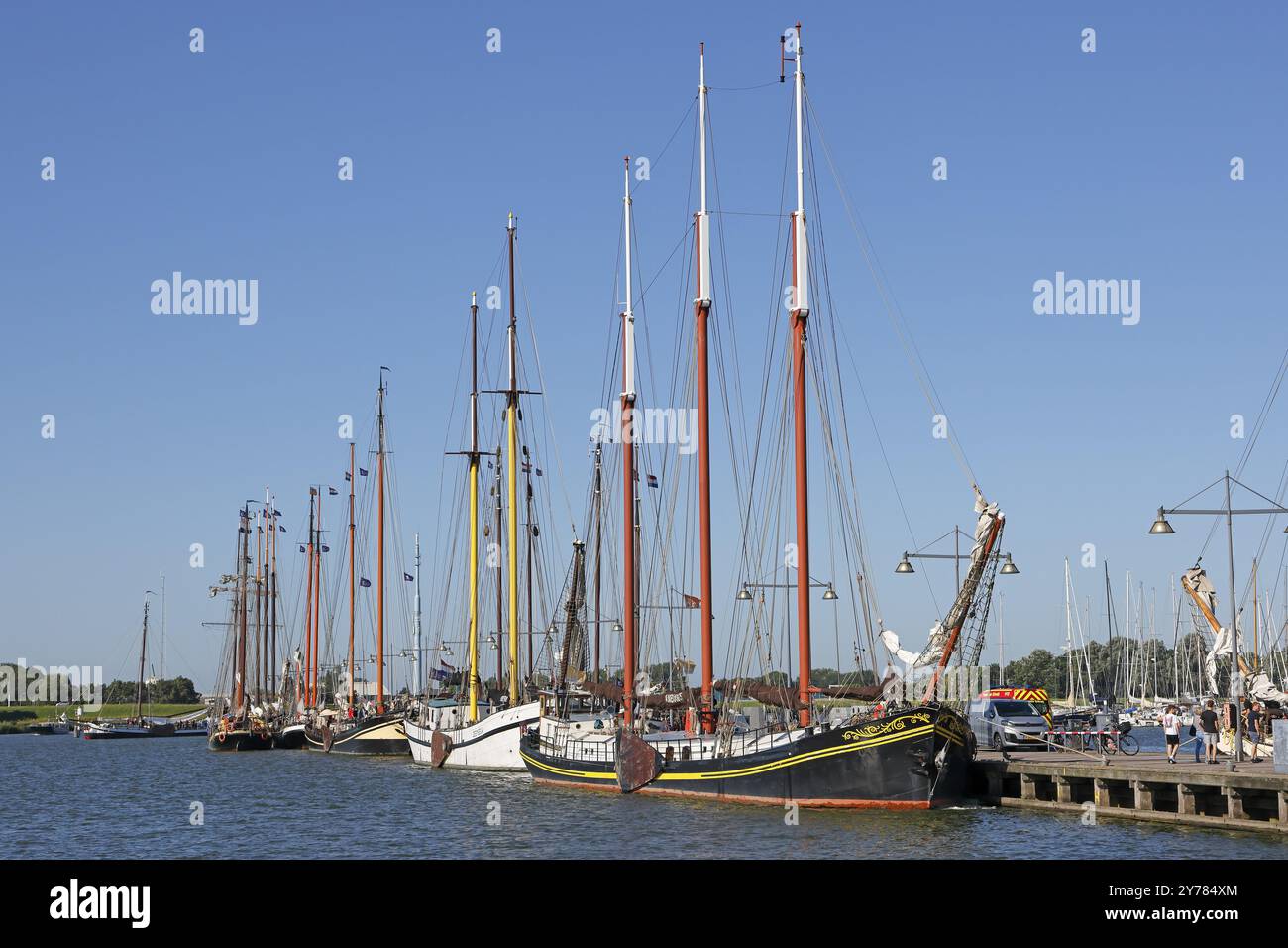 Historische Segelschiffe, traditionelle Segelschiffe im Hafen von Enkhuizen, Nordholland, Westfriesland, Niederlande Stockfoto
