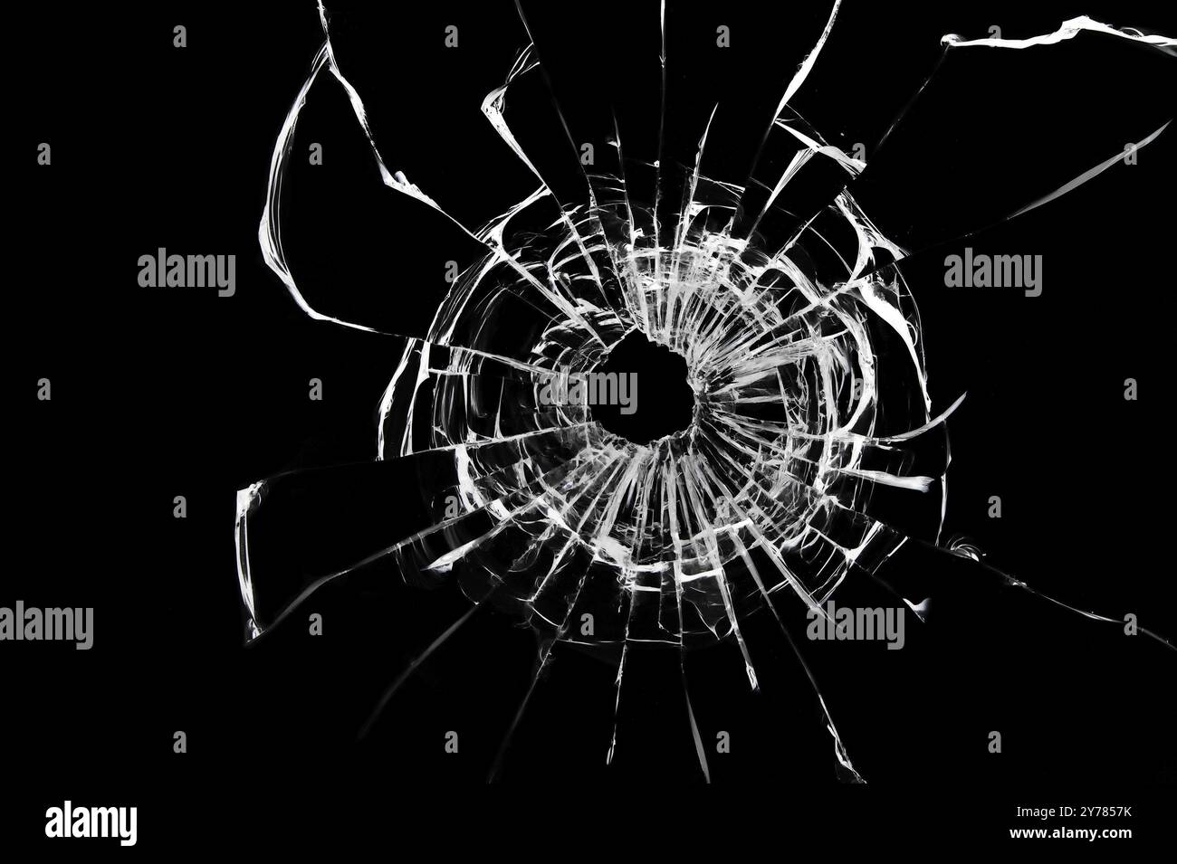 Risse auf gebrochenem Glas, Textur auf schwarzem Hintergrund Stockfoto