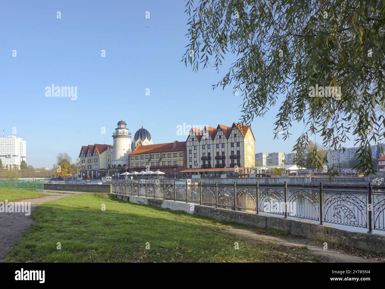Touristisches Zentrum der Stadt, Wanderwege und Cafés auf dem Damm, ethnographisches Zentrum Fischdorf, Kaliningrad, Russland, 24. Oktober 2019, Europa Stockfoto