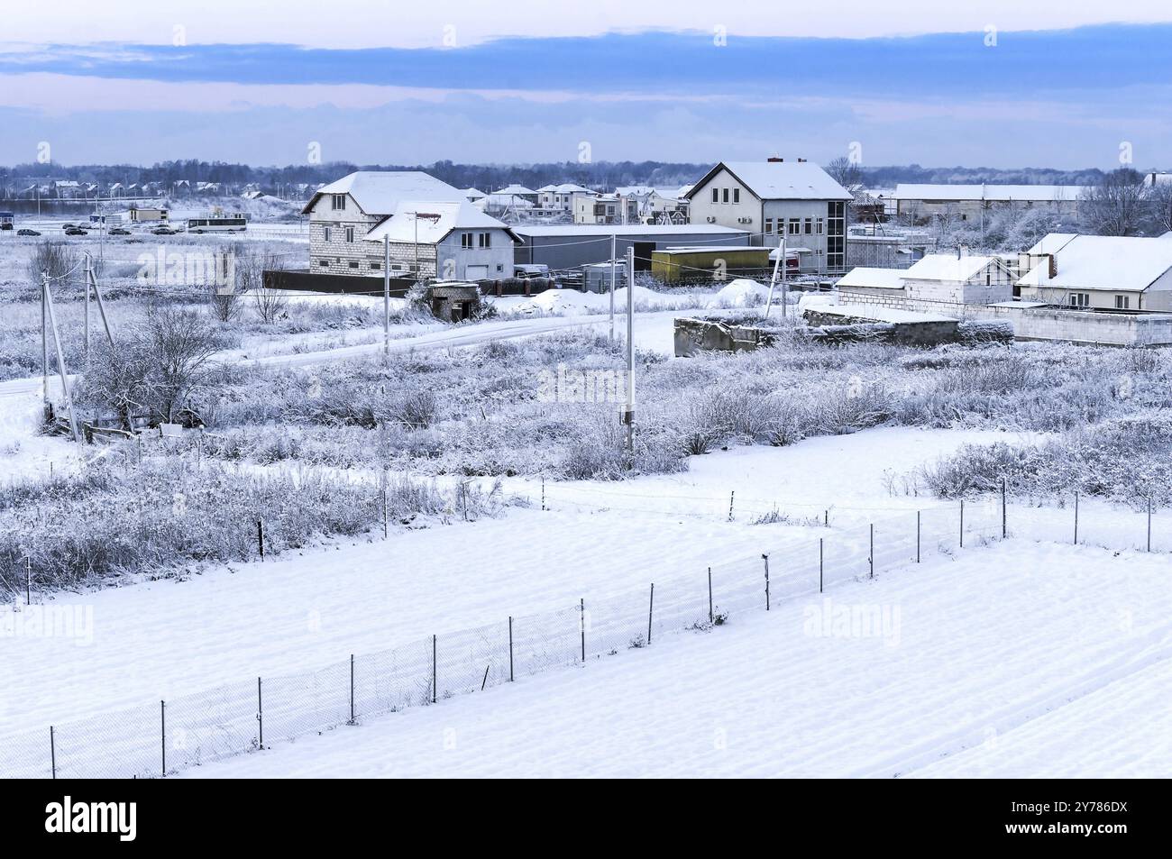 Ländliche Landschaft im Winter, Häuser und Felder mit Schnee bedeckt Stockfoto