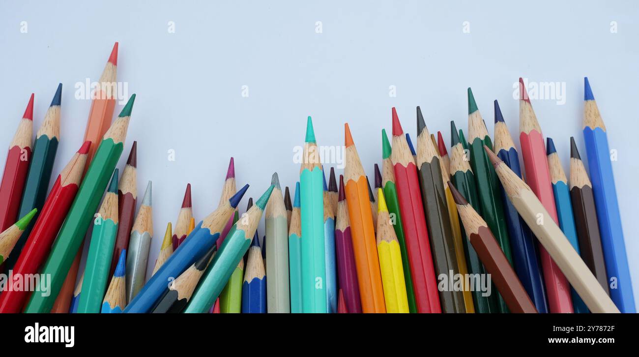 Farbige Bleistifte schaffen eine lebendige und strukturierte Kunstfläche, die Kreativität anregt und Sie motiviert, den Bleistift selbst zu nehmen. Stockfoto