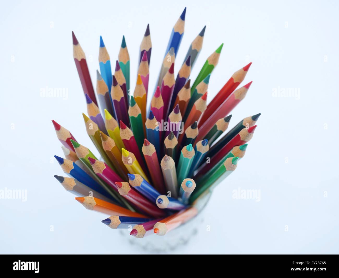 Farbige Bleistifte schaffen eine lebendige und strukturierte Kunstfläche, die Kreativität anregt und Sie motiviert, den Bleistift selbst zu nehmen. Stockfoto