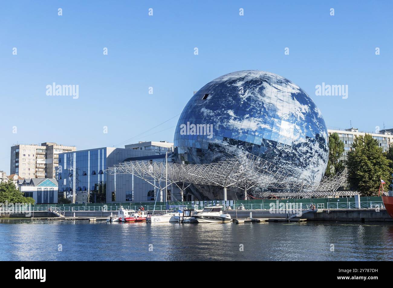 Kaliningrad, Russland, 16. August 2020. Museumsschiff. Eine Ausstellung des. Uferdamm des Seemuseums. Kreisförmiges Kugelgebäude, Europa Stockfoto