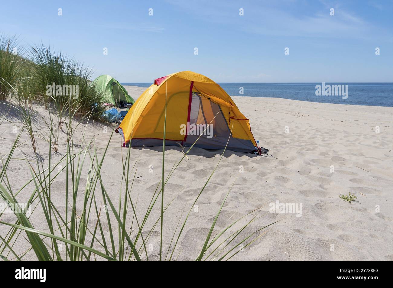 Gelbes Zelt auf dem Seesand. Zelt am Strand, Ostseeküste Stockfoto