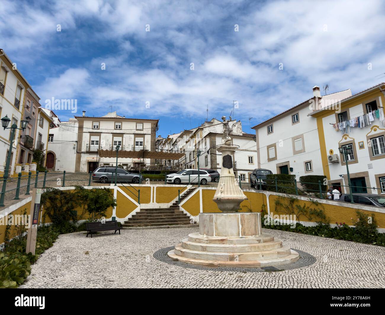 Castelo de Vide, Portugal - 30. Juni 2024: Blick auf einen Platz mit einem Brunnen im historischen Dorf Castelo de Vide in Alentejo, Portugal Stockfoto