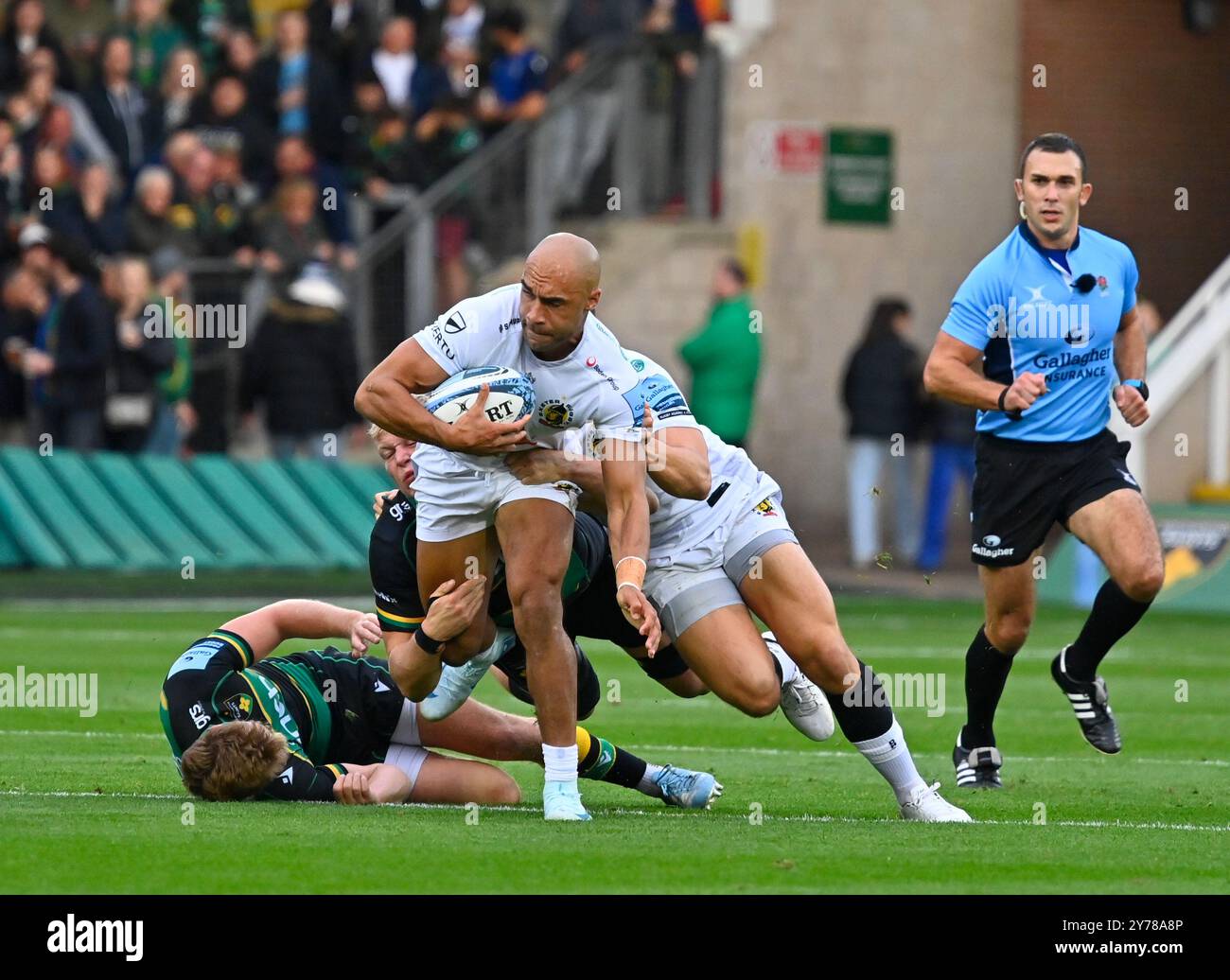 Northampton, Großbritannien. September 2024. Die Exeter Chiefs Olly Woodburn versucht, einem Angriff während des Gallagher Premiership Rugby-Spiels zwischen Northampton Saints und Exeter Chiefs im Cinch Stadium Franklin's Gardens zu entgehen. Northampton Großbritannien. Quelle: PATRICK ANTHONISZ/Alamy Live News Stockfoto