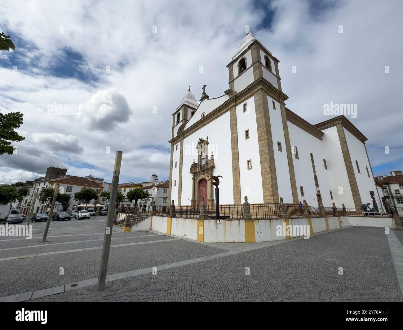 Castelo de Vide, Portugal - 30. Juni 2024: Blick auf die Hauptkirche im historischen Dorf Castelo de Vide in Alentejo, Portugal Stockfoto