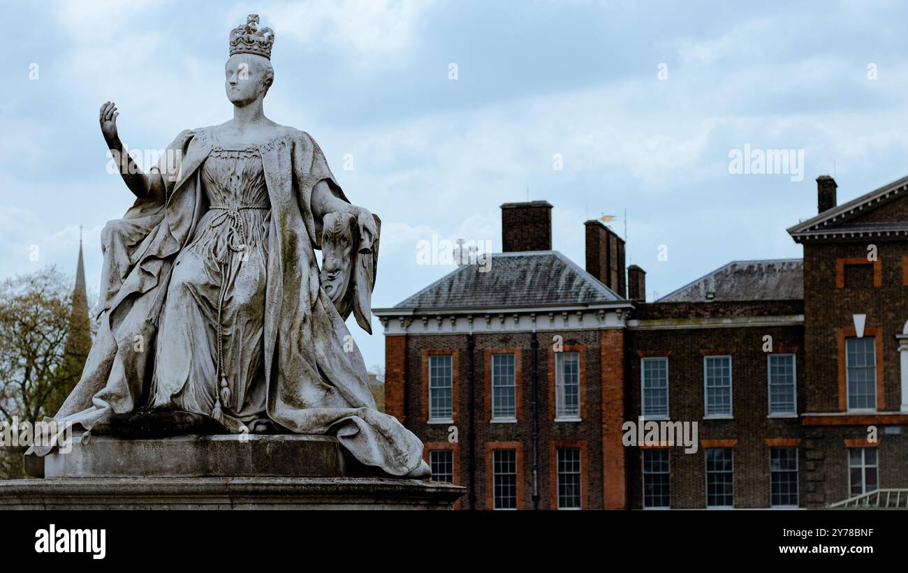 London, England, 10. Mai 2023: Statue der Königin Victoria im Kensington Palace im Vordereingang mit dem Palast im Hintergrund Stockfoto