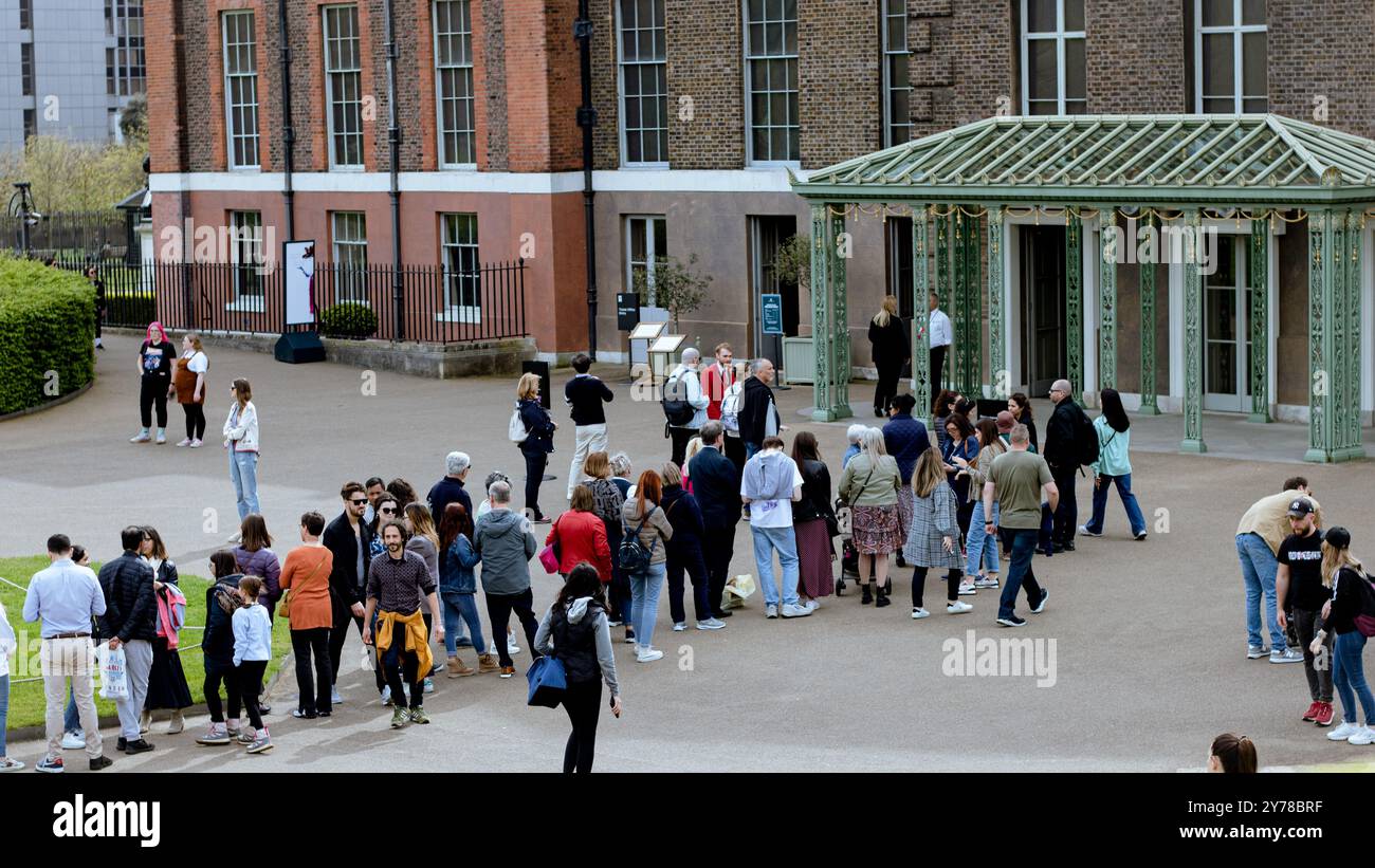 London, England, 10. Mai 2023: Kensington Palace, in dem die Leute anstehen, um das Innere zu betreten und zu besuchen. Stockfoto