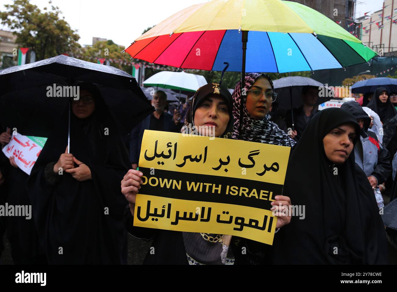 Teheran, Iran. September 2024. Ein iranischer Demonstrant hält ein Anti-Isreal-Plakat während eines Anti-Israel-Protestes auf dem Palästinensischen Platz in der Innenstadt von Teheran. Die libanesische militante Gruppe Hisbollah bestätigte, dass ihr Führer, Hassan Nasrallah, am 27. September 2024 bei einem israelischen Militärangriff auf das zentrale Hauptquartier der Gruppe in Beirut getötet wurde. Der Iran verurteilte die israelischen Streiks auf den Libanon. Quelle: ZUMA Press, Inc./Alamy Live News Stockfoto