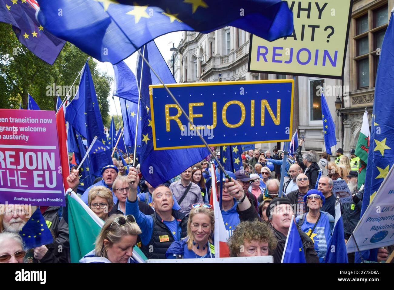 London, Großbritannien. September 2024. Ein Demonstrant hält während der Demonstration ein „Wiedersehen“-Schild. Tausende von Anti-Brexit-Demonstranten nahmen an dem jährlichen National Rejoin March Teil und forderten die britische Regierung auf, wieder der Europäischen Union beizutreten. Quelle: SOPA Images Limited/Alamy Live News Stockfoto