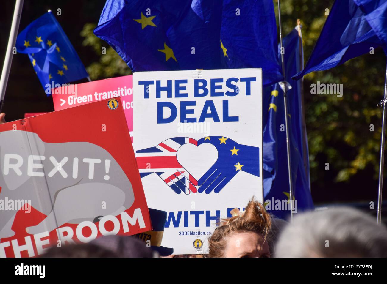 London, Großbritannien. September 2024. Die Plakette „das beste Angebot“ ist während der Vorführung zu sehen. Tausende von Anti-Brexit-Demonstranten nahmen an dem jährlichen National Rejoin March Teil und forderten die britische Regierung auf, wieder der Europäischen Union beizutreten. (Foto: Vuk Valcic/SOPA Images/SIPA USA) Credit: SIPA USA/Alamy Live News Stockfoto