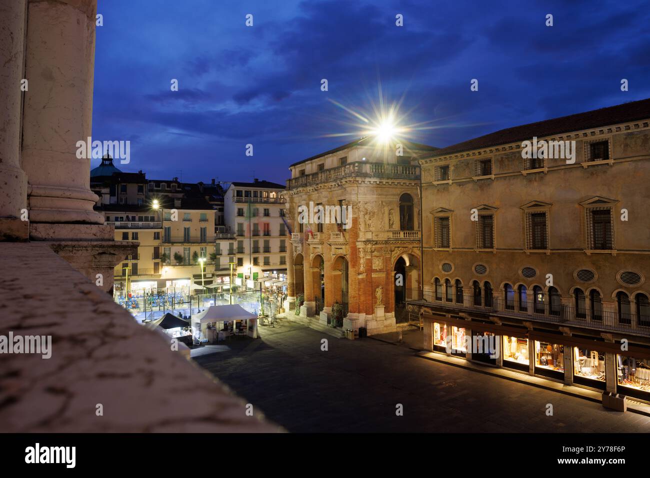 Blick bei Sonnenuntergang auf den Platz Piazza dei Signori, den Platz und die Loggia del Capitaniato oder Loggia Bernarda von Andrea Palladio Stockfoto