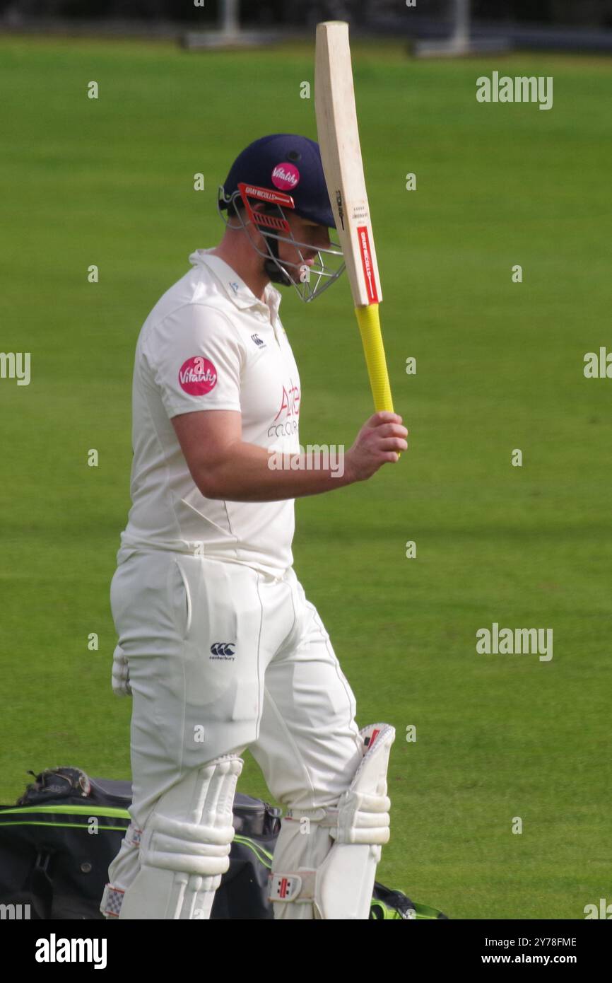 Chester le Street, England, 28. September 2024. Alex Lees hebt seinen Schläger, als er das Feld verlässt, nachdem er ein Jahrhundert für Durham Cricket gegen Kent in einem County Championship Division 1 Spiel im Seat Unique Riverside erzielt hatte. Quelle: Colin Edwards/Alamy Live News Stockfoto