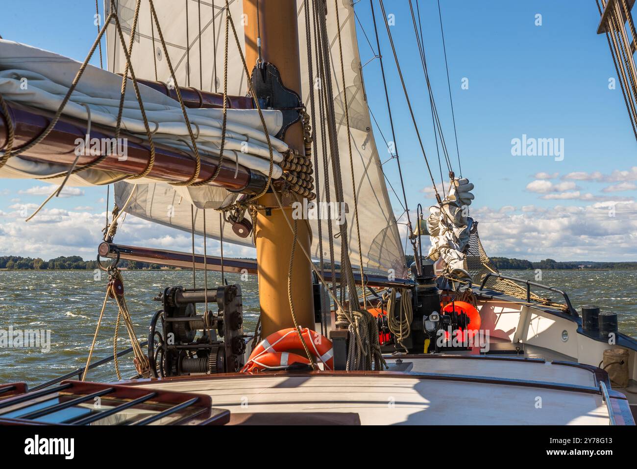 Segelschiff „Weisse Düne“ unter dem Kommando von Kapitän Jane Bothe. Küstengewässer einschließlich Anteil am Festlandsockel, Mecklenburg-Vorpommern, Deutschland Stockfoto