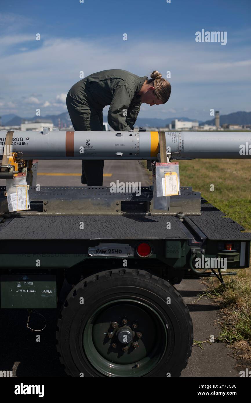 Breanne Turner, eine aus Virginia stammende Flugzeugmanagerin der Marine Fighter Attack Squadron 312, Marine Aircraft Group 31, 2nd Marine Air Wing, inspiziert Geschütze während einer Ladeübung auf der Marine Corps Air Station Iwakuni, Japan, 24. September 2024. Diese Ausbildung trägt dazu bei, die Fähigkeit der Marines zu verbessern, Waffensysteme problemlos einzusetzen. (Foto des U.S. Marine Corps von Lance CPL. Dahkareo Pritchett) Stockfoto