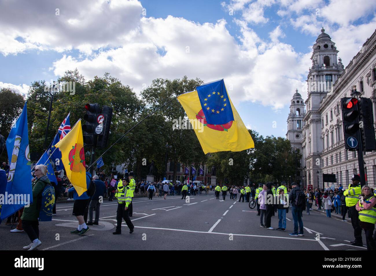 London, Großbritannien. September 2024. Demonstranten schwingen Flaggen während des Nationalen Wiedereingliederungs-März III. Tausende von Anti-Brexit-Demonstranten nahmen am dritten jährlichen National Wiedereingliederungsmarsch Teil und forderten die britische Regierung auf, der Europäischen Union wieder beizutreten. (Foto: Loredana Sangiuliano/SOPA Images/SIPA USA) Credit: SIPA USA/Alamy Live News Stockfoto