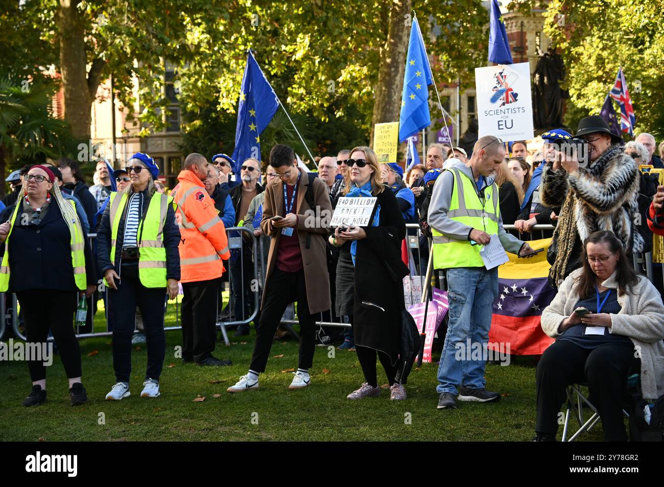 LONDON, GROSSBRITANNIEN. September 2024. Die dritte NRM-Kundgebung findet auf dem Parliament Square in London statt. Aktivisten argumentieren, dass der Brexit gescheitert ist, weil der britische Nachbar in Europa und nicht in Amerika ist. Aktivisten argumentieren, dass Großbritannien wieder an der Kundgebung der Europäischen Union auf dem Parliament Square in London teilnehmen wird. (Foto von 李世惠/siehe Li/Picture Capital) Credit: Siehe Li/Picture Capital/Alamy Live News Stockfoto