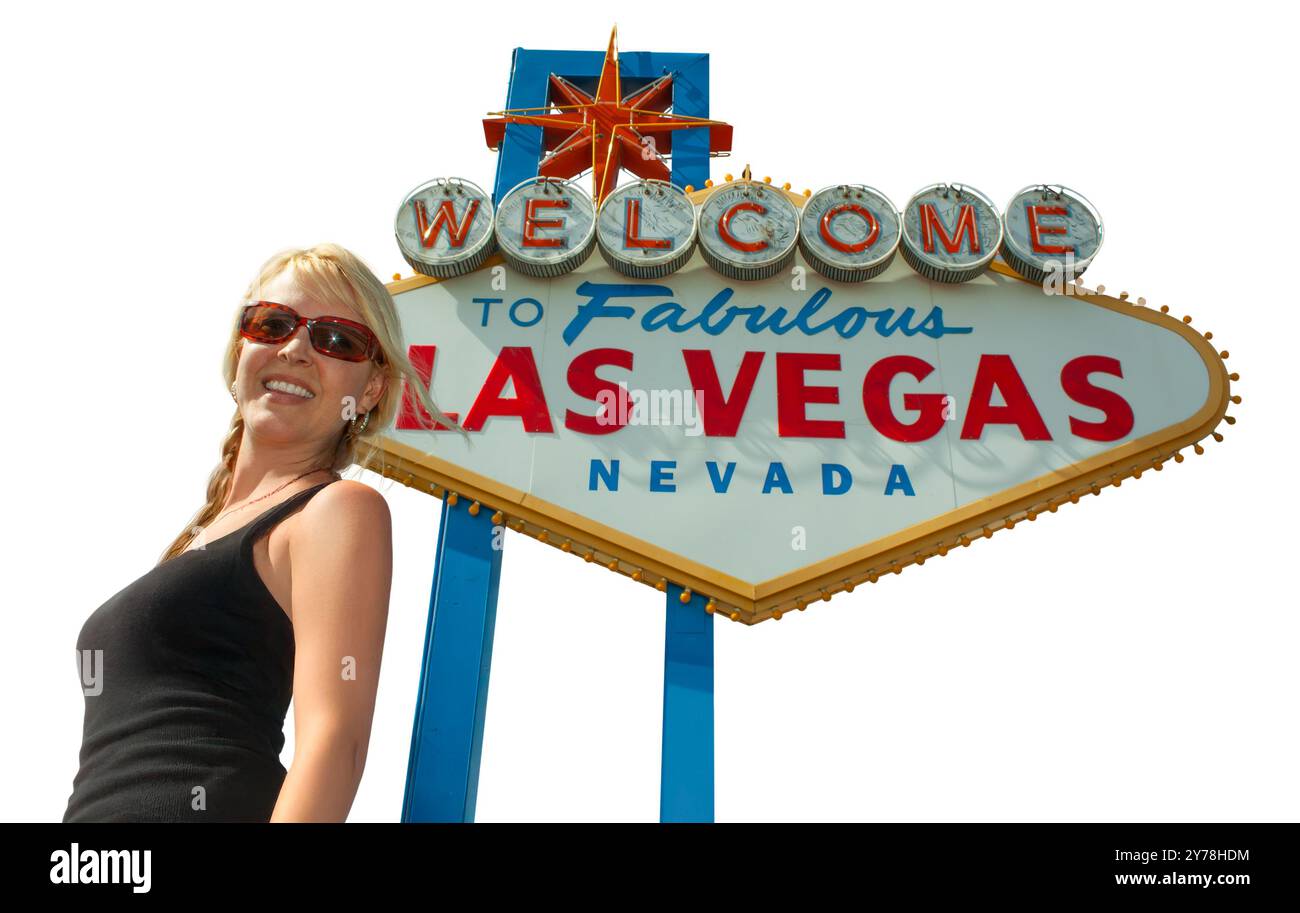 Hübsches Mädchen, das vor dem Las Vegas Schild steht, isoliert auf weißem Hintergrund. Stockfoto