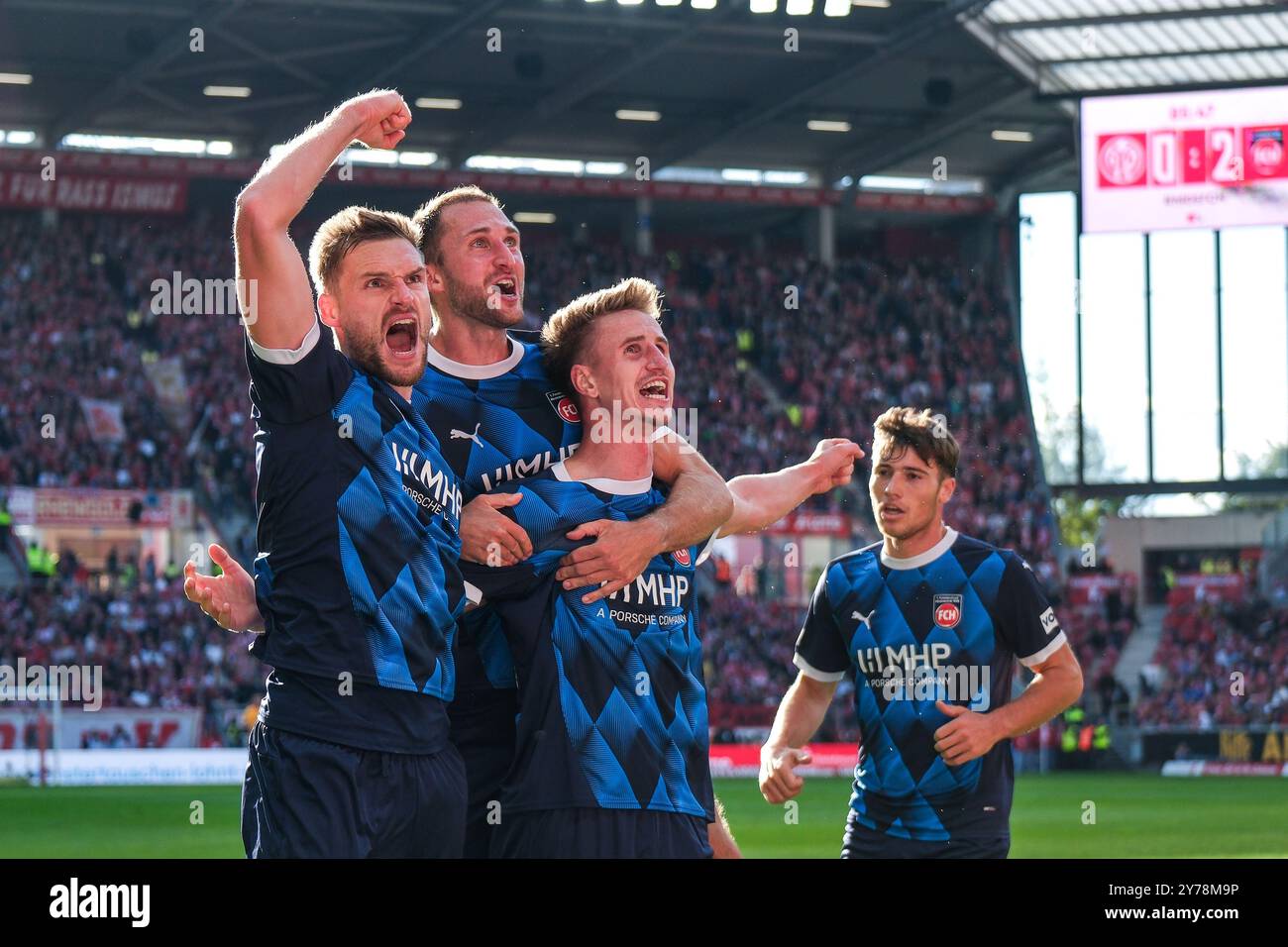 Jan Schoeppner (FC Heidenheim, #03) und Tem bejubeln das Tor zum 0:2, GER, 1. FSV Mainz 05 vs. 1. FC Heidenheim, Fussball, 1. Bundesliga, 5. Spieltag, Saison 2024/2025, 28.09.2024. DFL-VORSCHRIFTEN VERBIETEN DIE VERWENDUNG VON FOTOS ALS BILDSEQUENZEN UND/ODER QUASI-VIDEO. Foto: Eibner-Pressefoto/Florian Wiegand Stockfoto